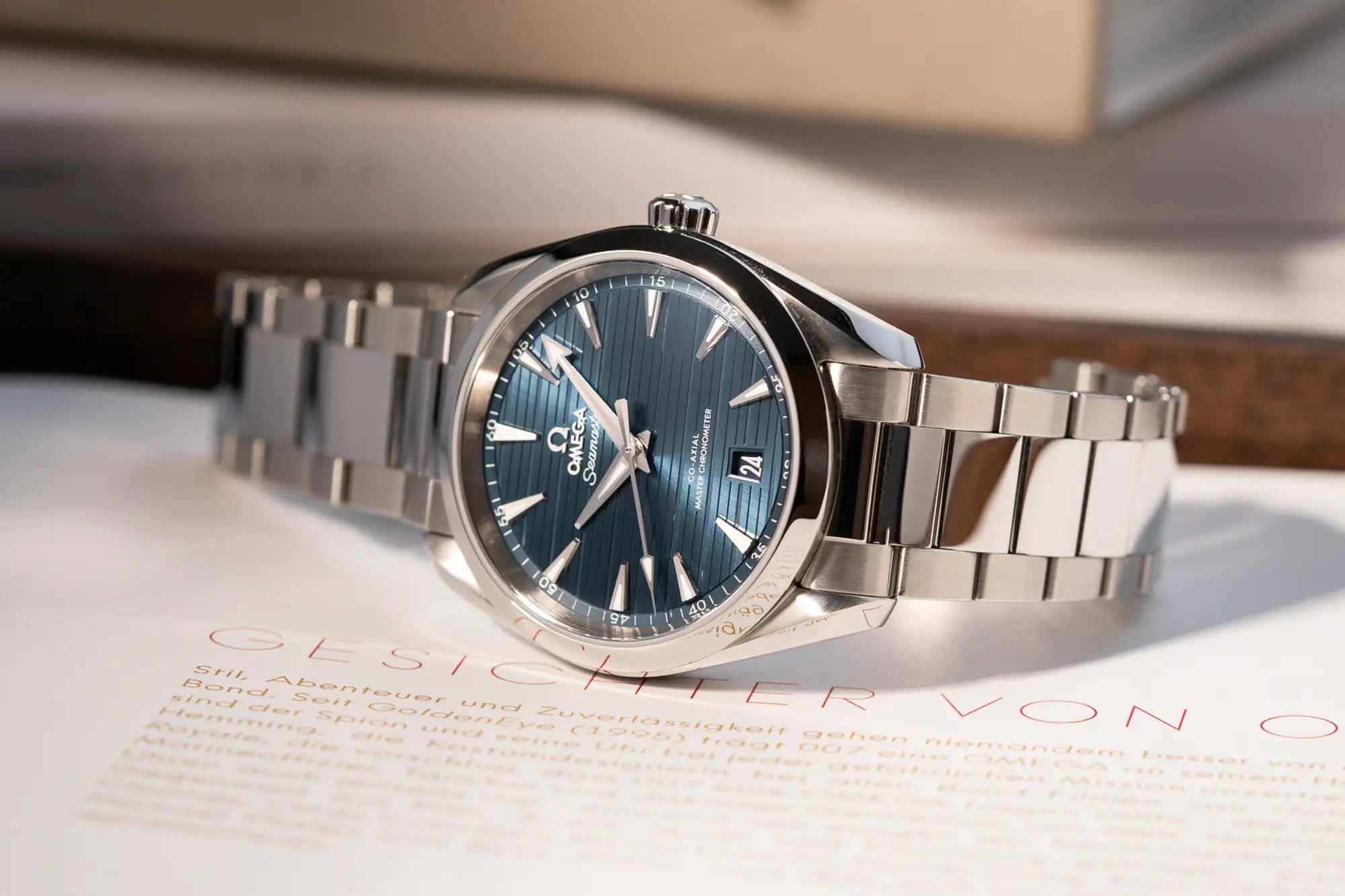 Produktfotografie der Omega Seamaster Aquaterra mit blauem Zifferblatt in 38mm