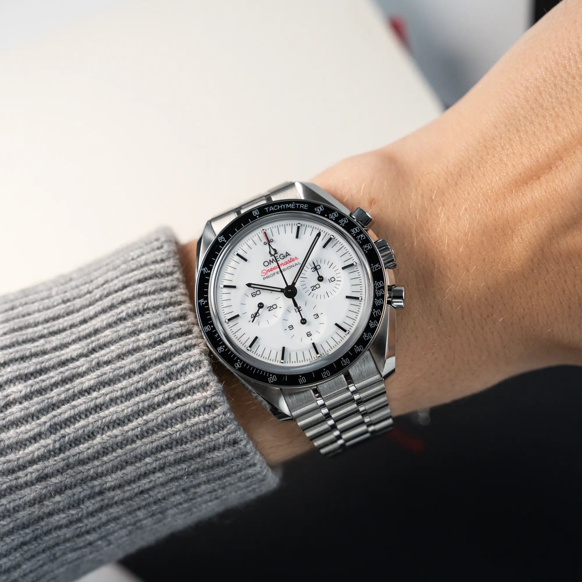 Wristshsot mit der Speedmaster Professional Moonwatch von Omega mit dem neuen weißen Zifferblatt