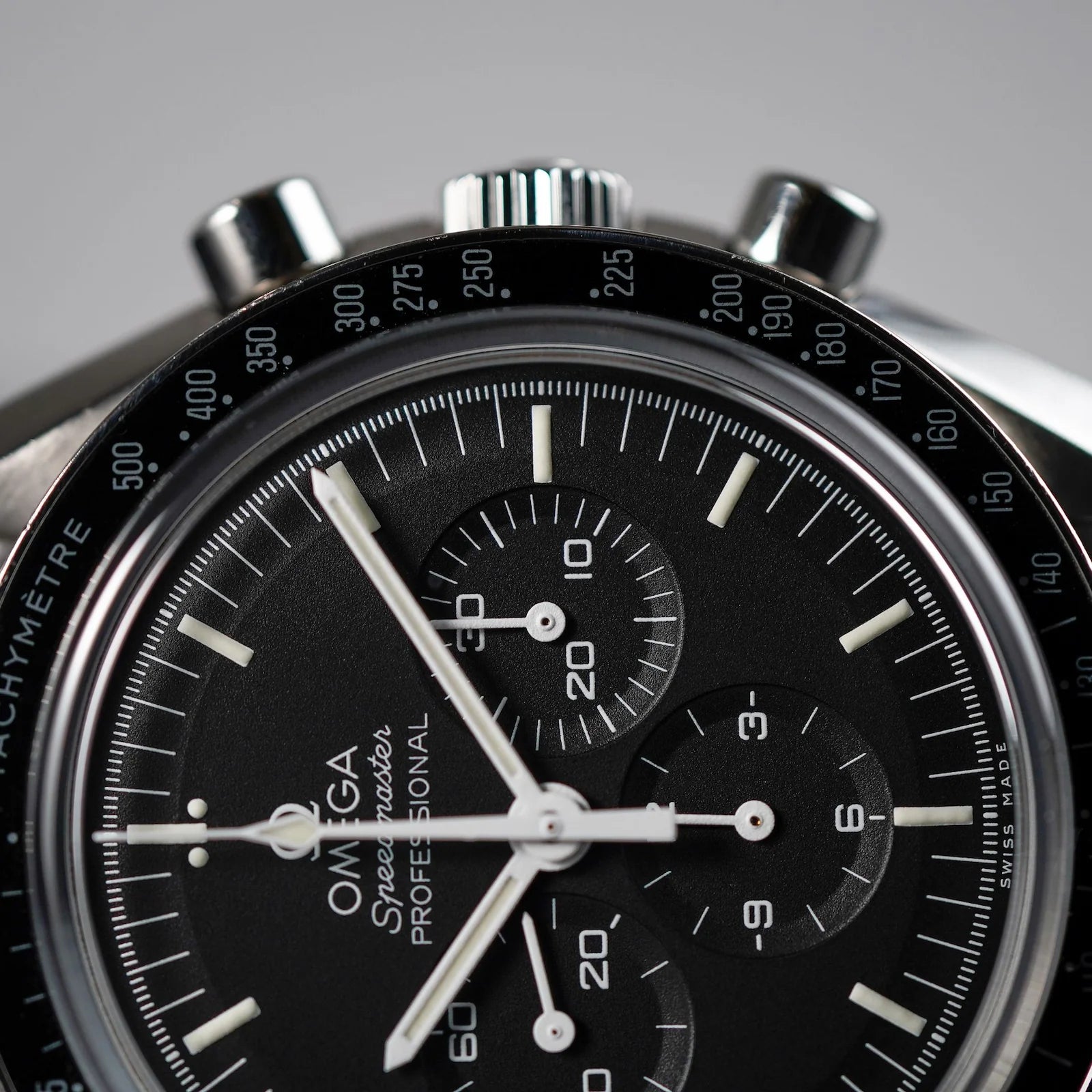 Schwarzes Zifferblatt mit Chronograph-Totalisatoren einer klassischen Omega Speedmaster Proessional