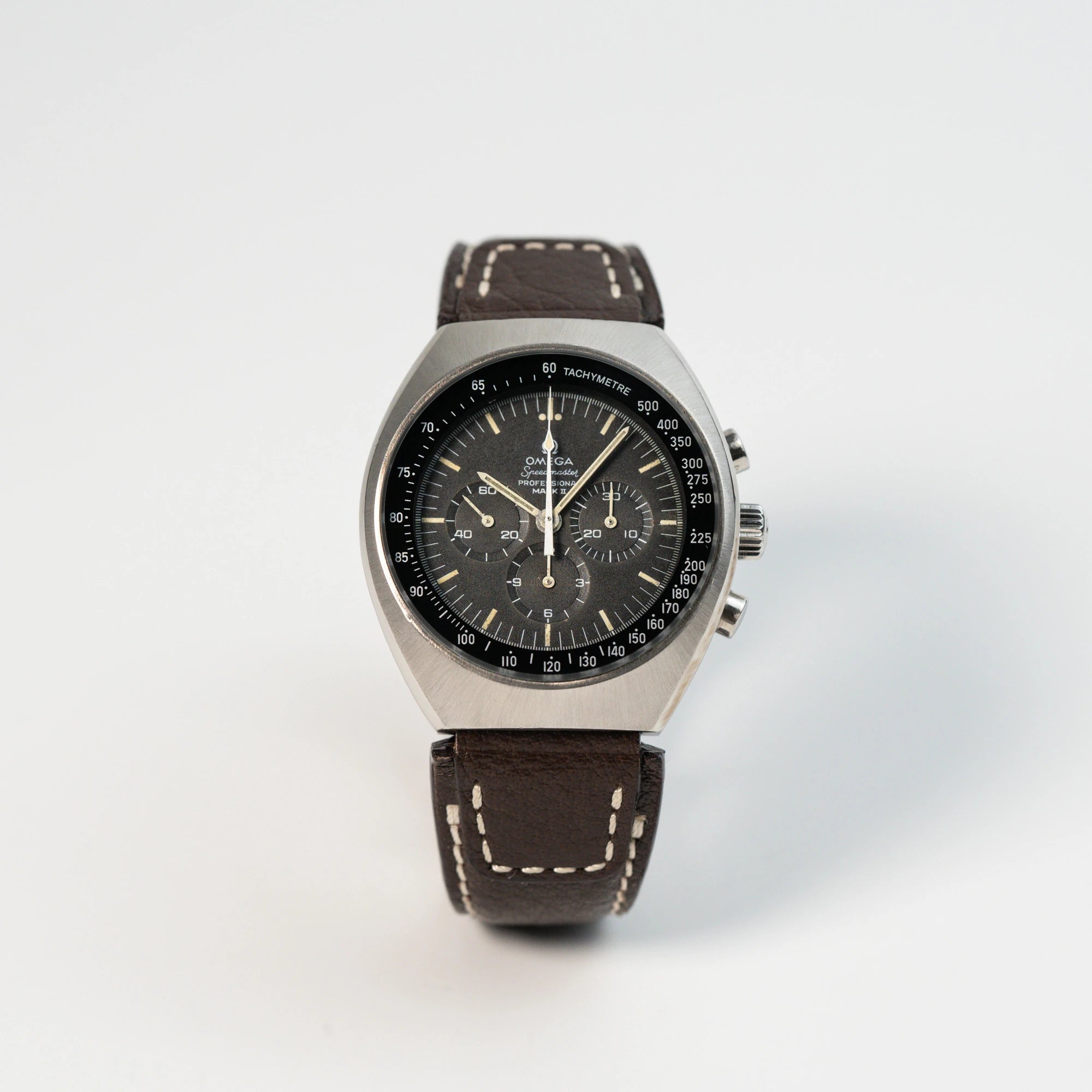 Frontale Ansicht der Omega Speedmaster Moonwatch Mark 2 an einem braunen Lederarmband