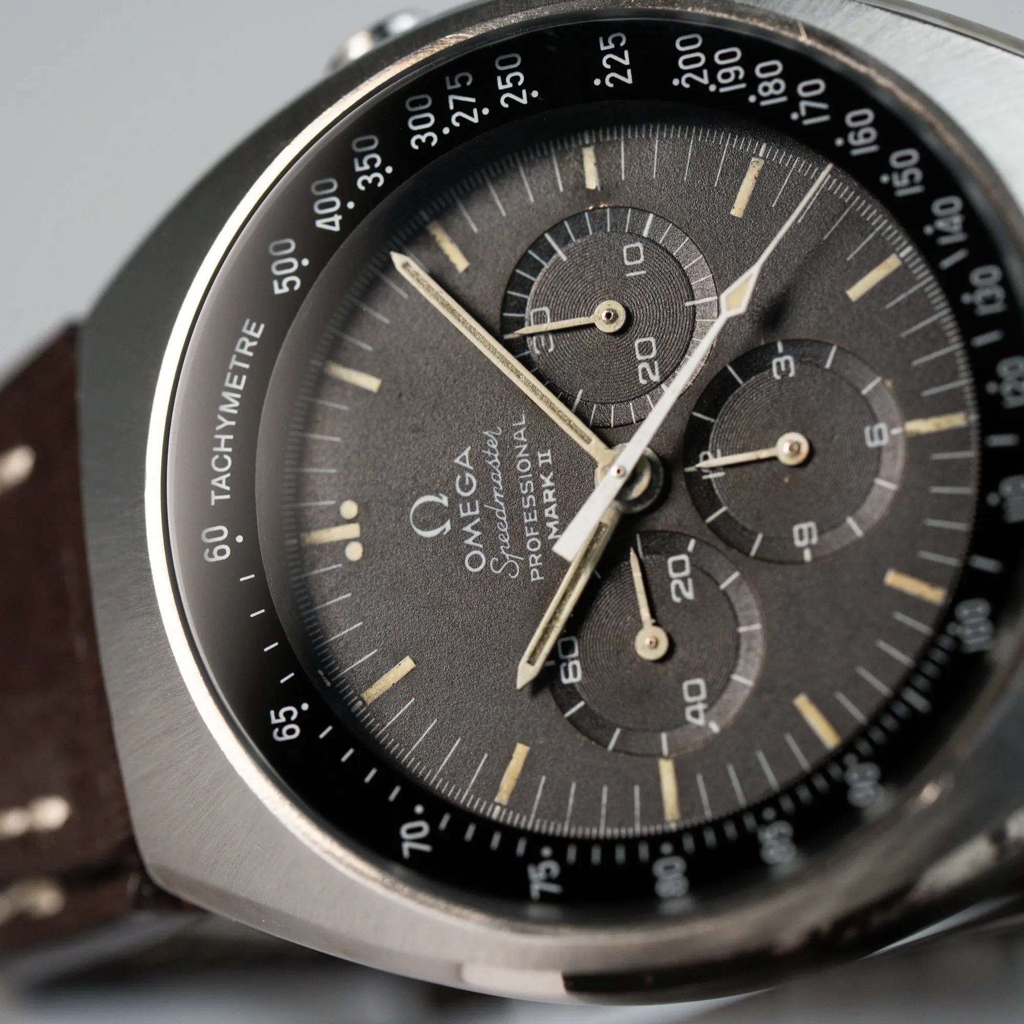 Detailaufnahme des Zifferblatts der liegenden Omega Speedmaster Moonwatch Mark 2