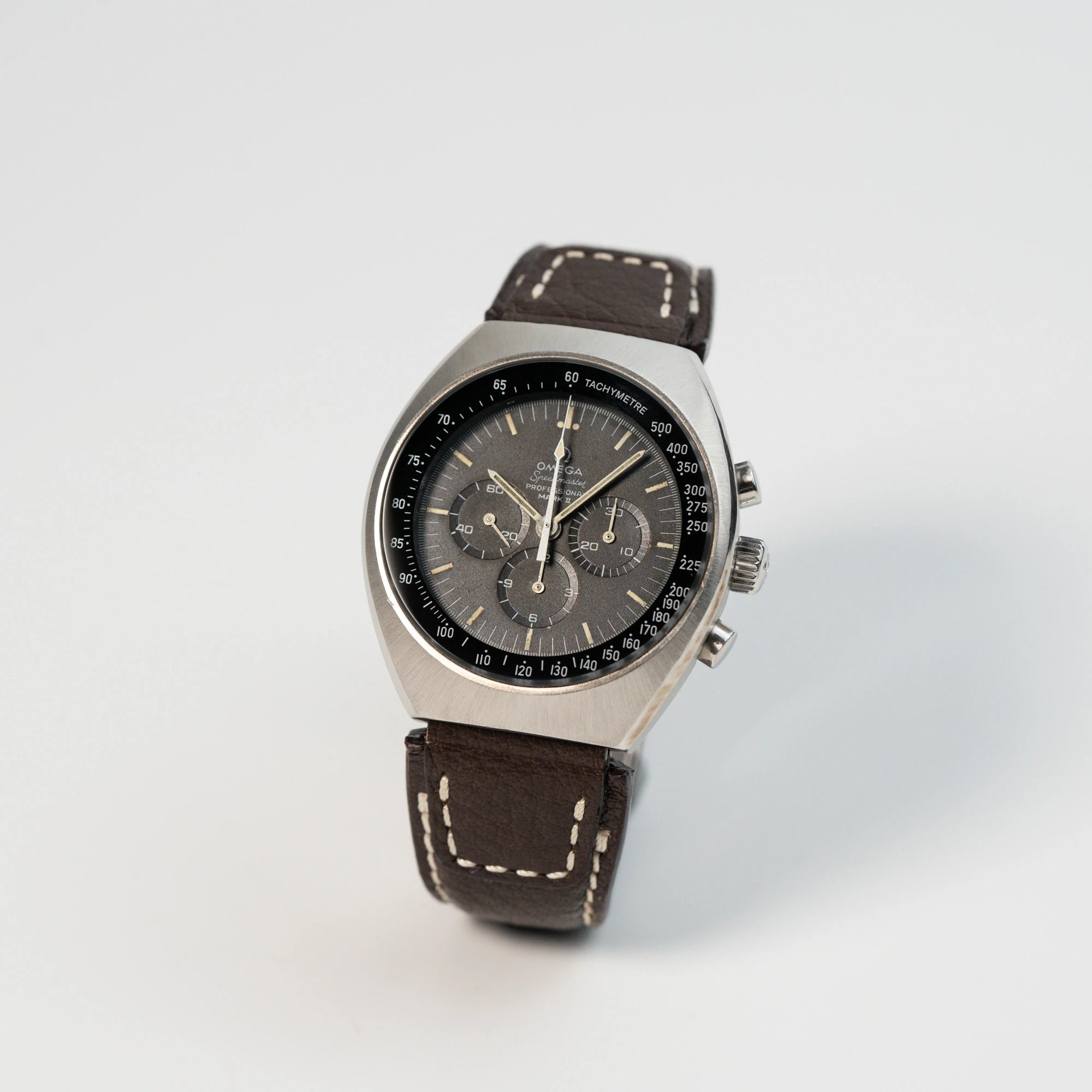 Leicht seitliche Ansicht der Omega Speedmaster Moonwatch Mark 2 an einem braunen Lederarmband