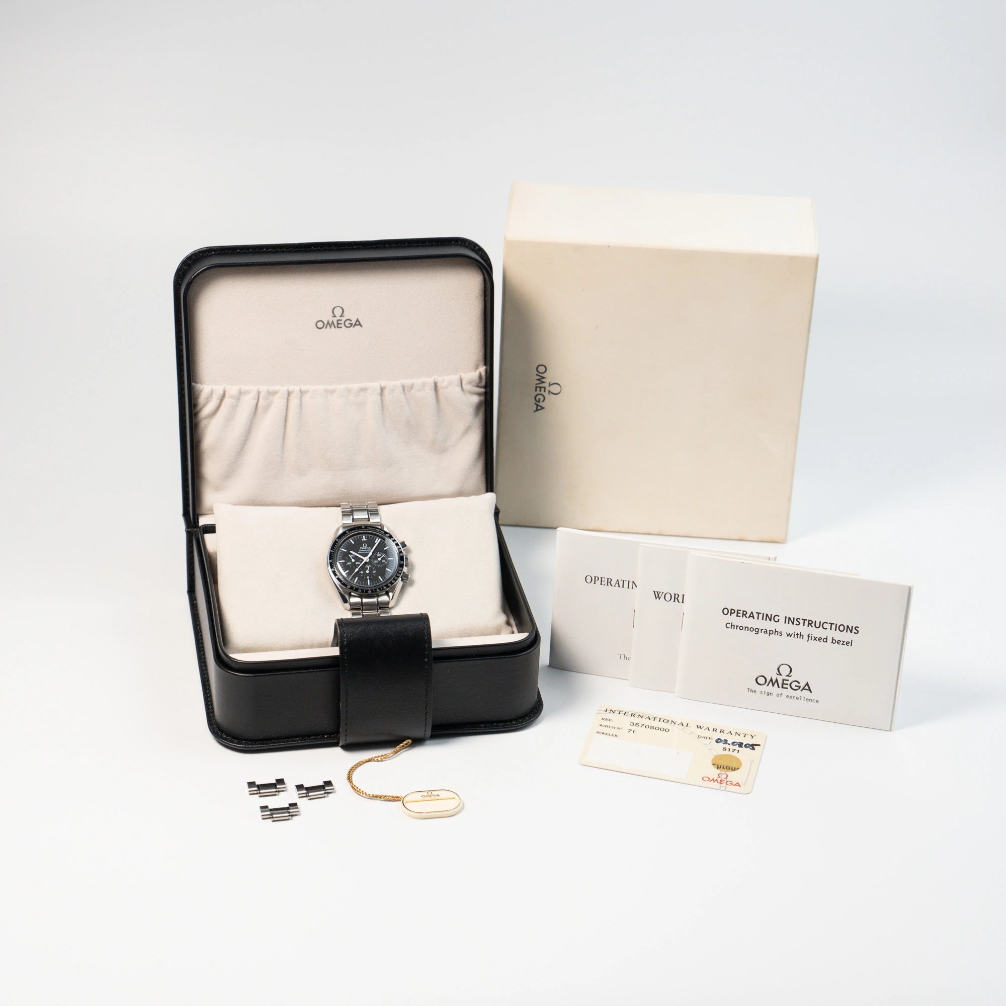 Lieferumfang der Omega Speedmaster Moonwatch Professional mit der Referenz 357.50.00 mit dem klassischen schwarzen Zifferblatt im Full-Set