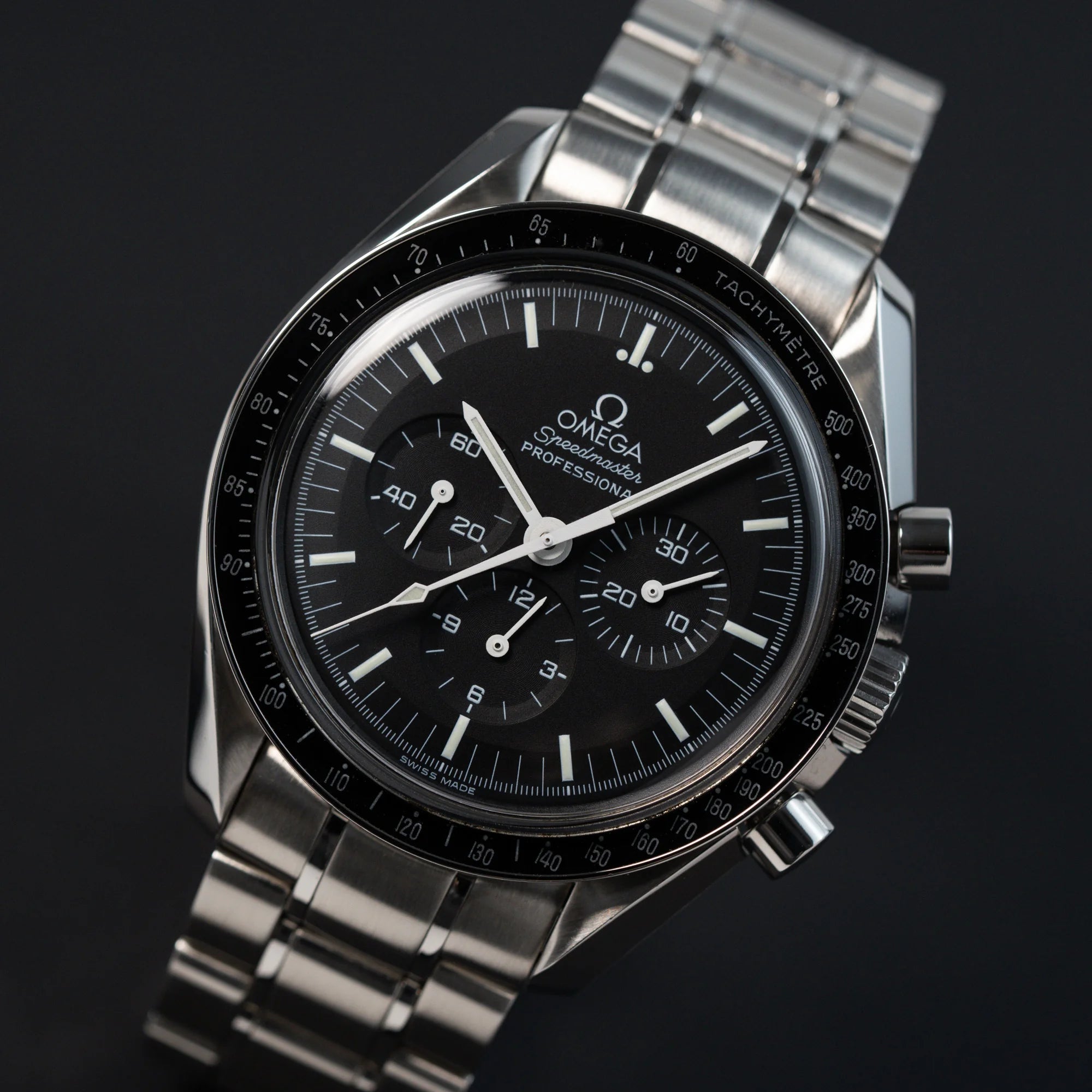 Detailreiche Aufnahme der Omega Speedmaster Moonwatch Professional mit der Referenz 357.50.00 mit dem klassischen schwarzen Zifferblatt