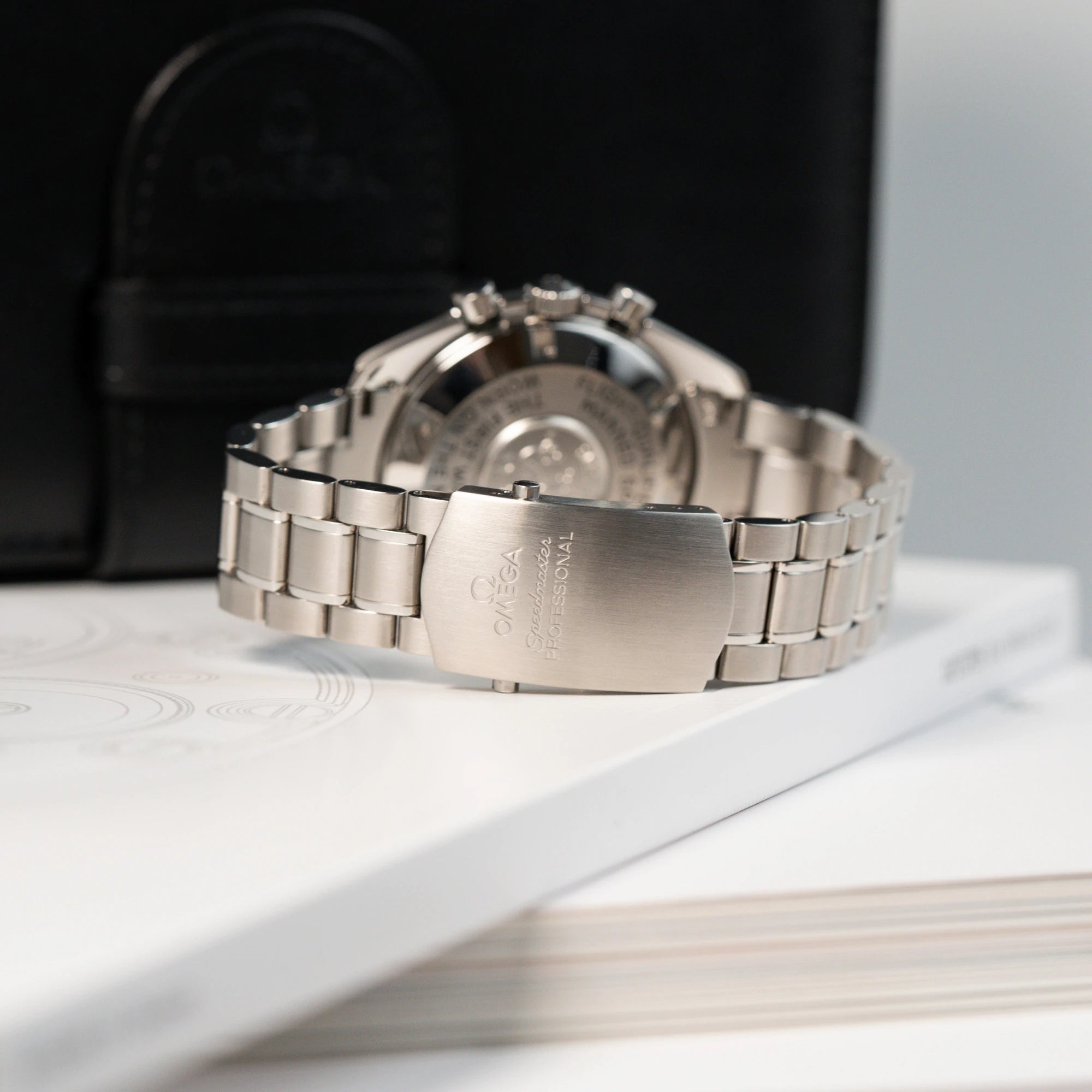 Edelstahl-Armband und geschlossene Faltschließe der Omega Speedmaster Moonwatch Professional mit der Referenz 357.50.00