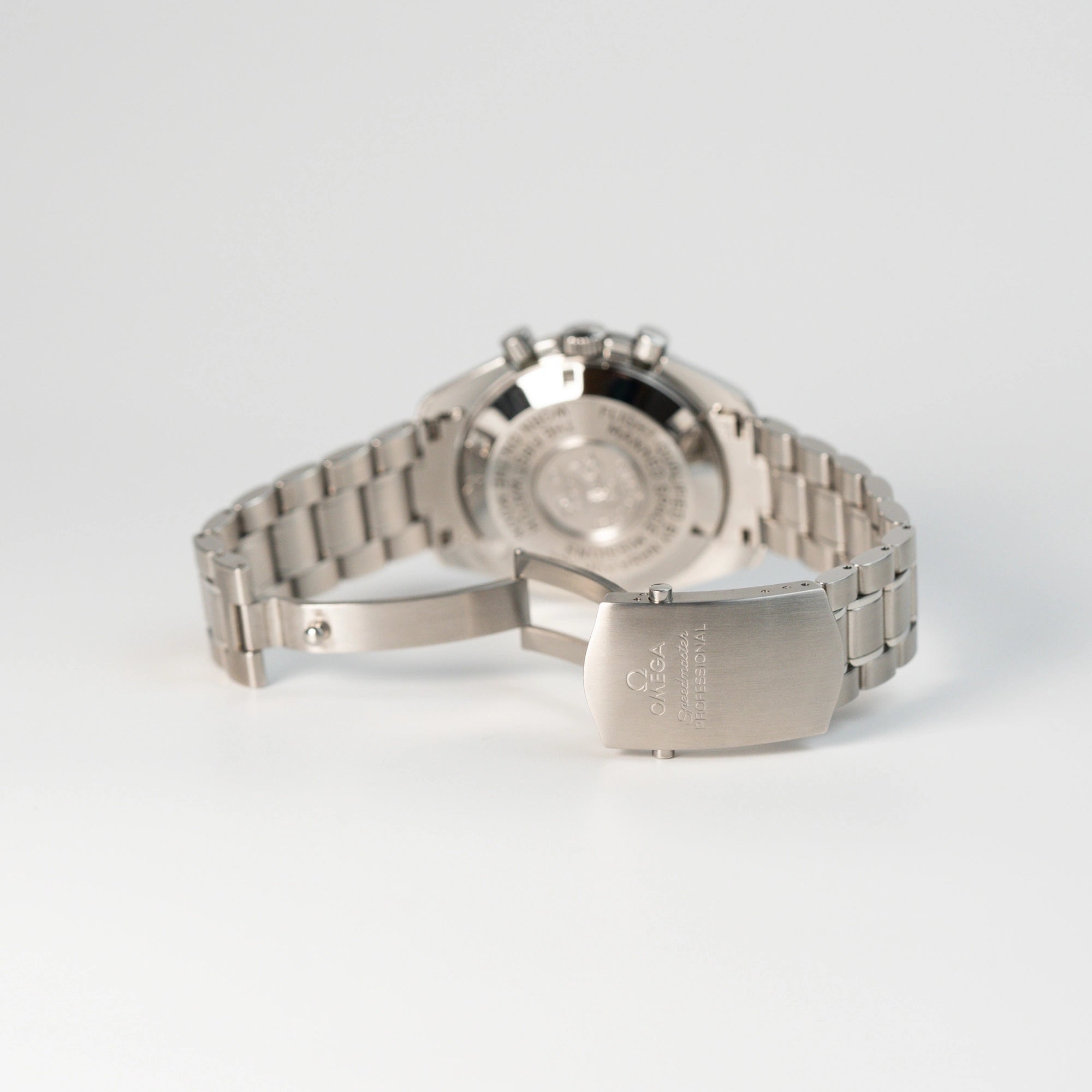 Geöffnete Faltschließe aus Edelstahl mit "Omega Speedmaster Professional" Schriftzug