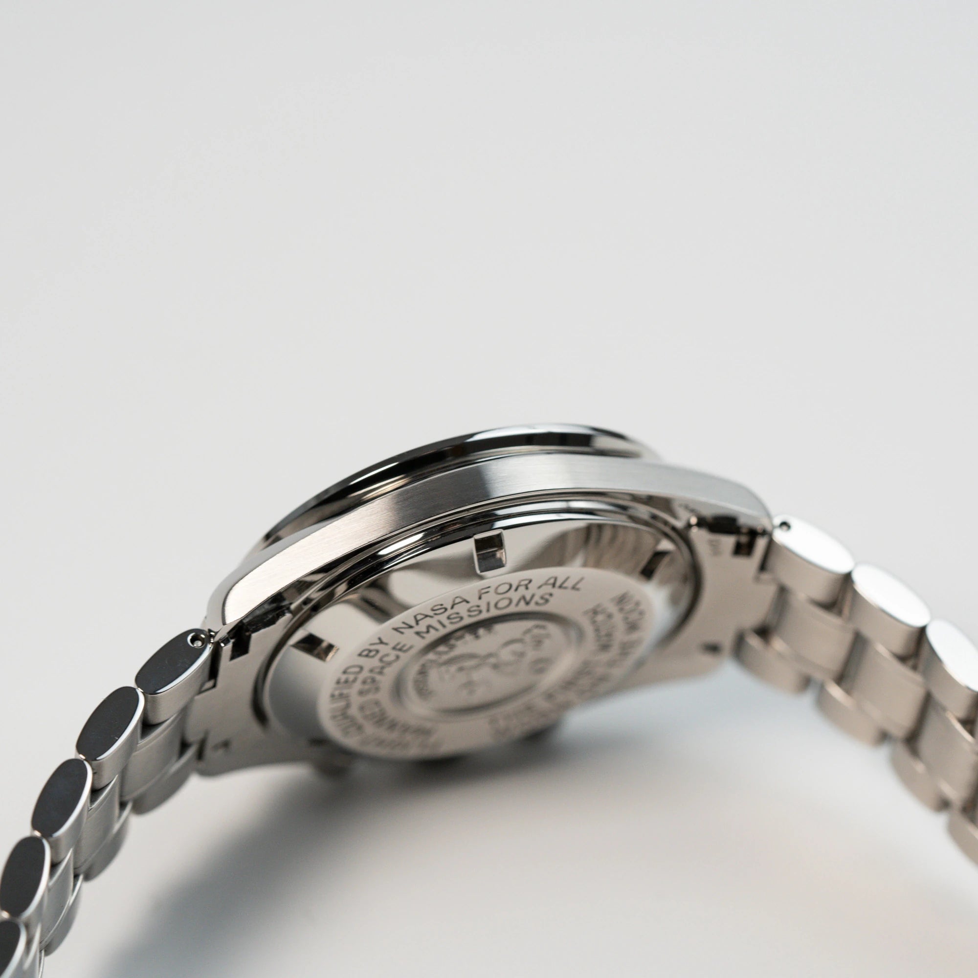 Blick auf die Gehäuseflanke und den Gehäuseboden der Omega Speedmaster Moonwatch Professional mit der Referenz 357.50.00