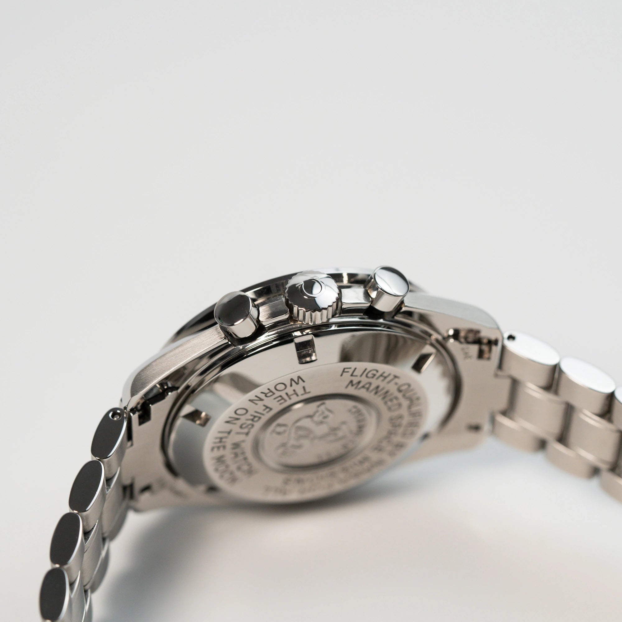 Blick auf das seitliche Gehäuse mit der Krone und de Chronographen-Drückern der Omega Speedmaster Moonwatch Professional mit der Referenz 357.50.00