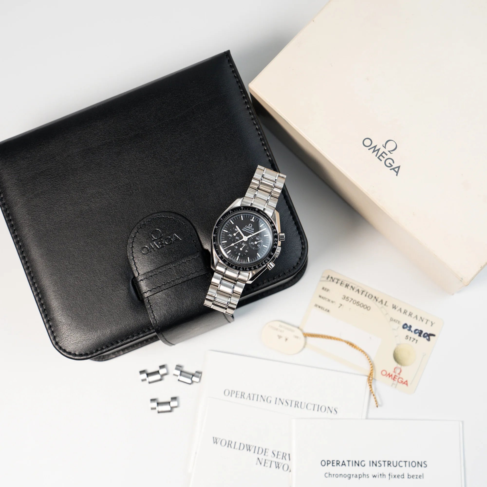 Omega Speedmaster Moonwatch Professional mit der Referenz 357.50.00 mit dem klassischen schwarzen Zifferblatt im Full-Set mit Box, Papieren und Garantie-Karte