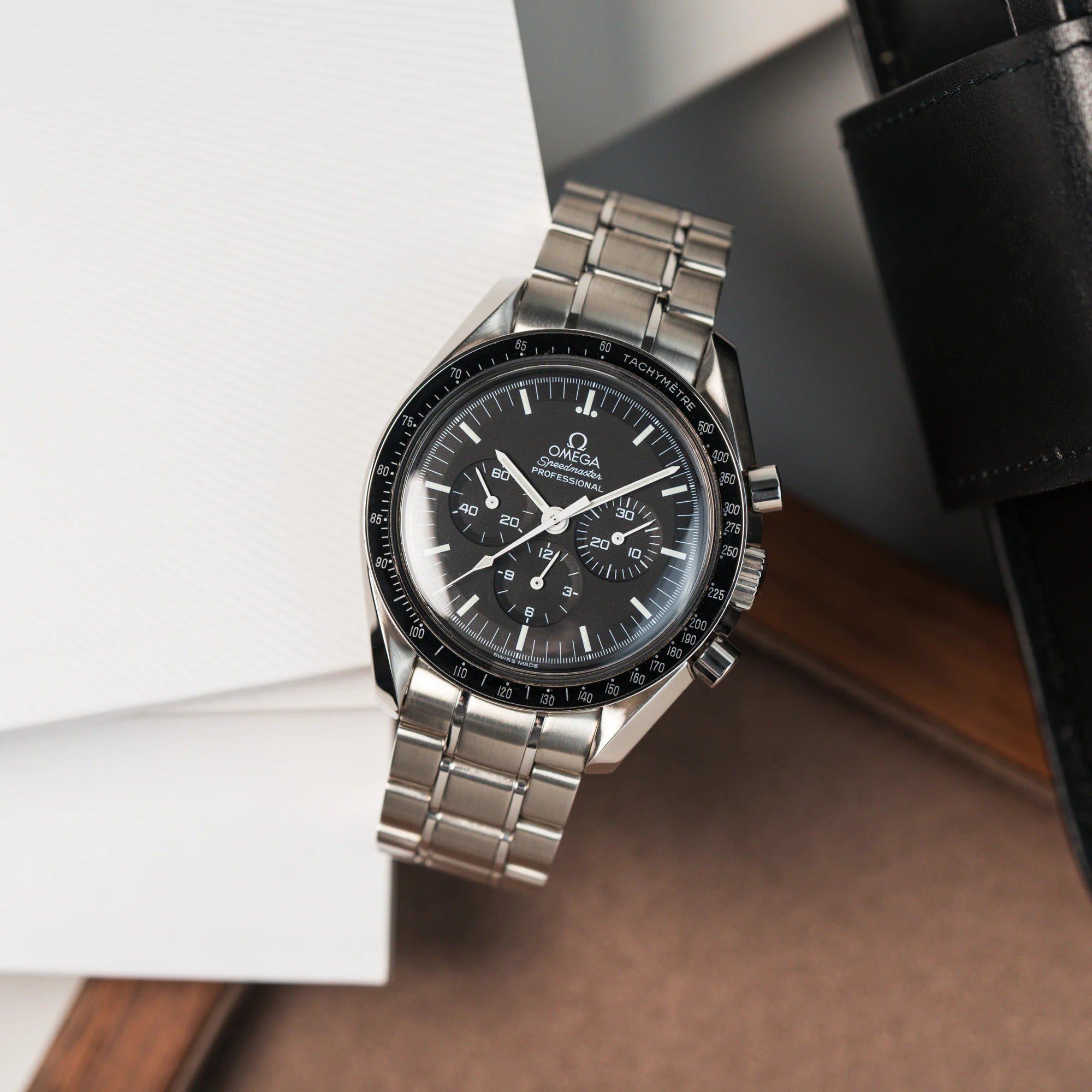 Produktfotografie der Omega Speedmaster Moonwatch Professional mit der Referenz 357.50.00 mit dem klassischen schwarzen Zifferblatt