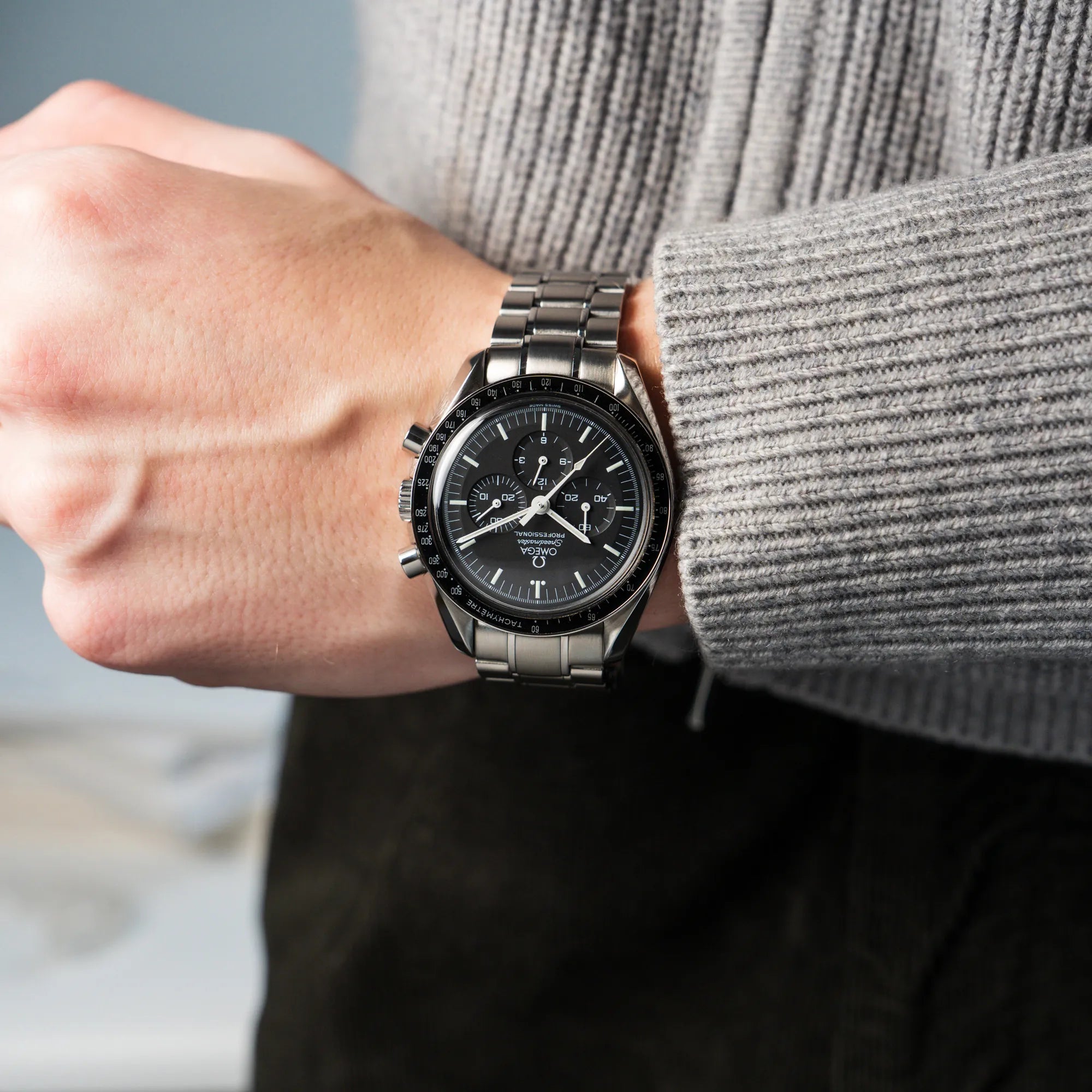 Mann trägt die Omega Speedmaster Moonwatch Professional mit der Referenz 357.50.00 mit dem klassischen schwarzen Zifferblatt an seinem Handgelenk