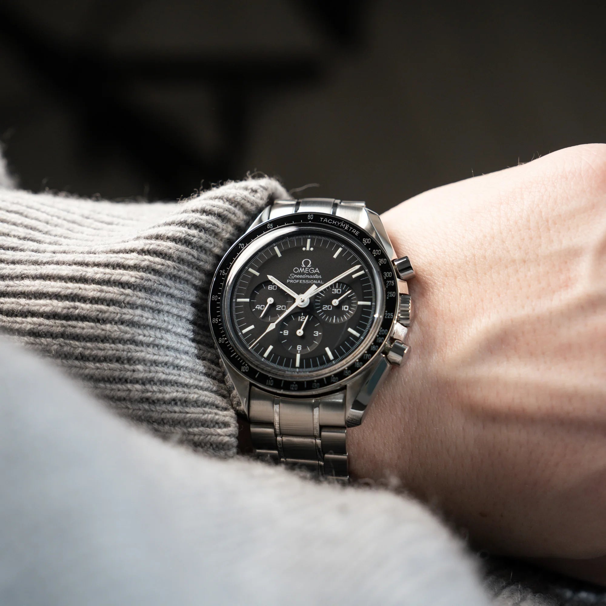 Wristhsot der Omega Speedmaster Moonwatch Professional mit der Referenz 357.50.00 an einem Männerhandgelenk