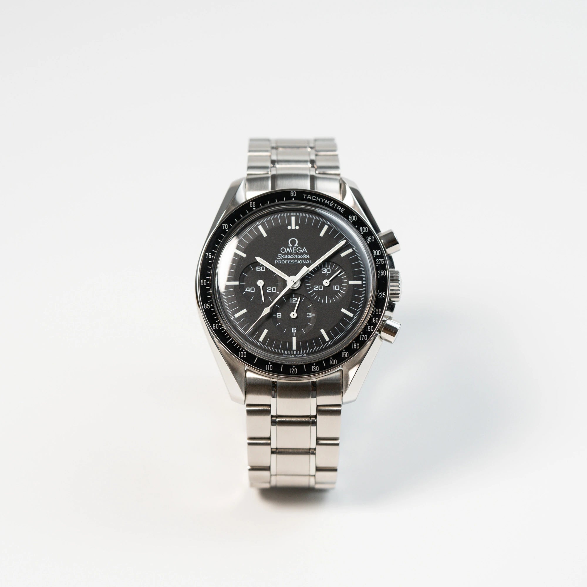 Frontale Ansicht der Omega Speedmaster Moonwatch Professional mit der Referenz 357.50.00 mit dem klassischen schwarzen Zifferblatt