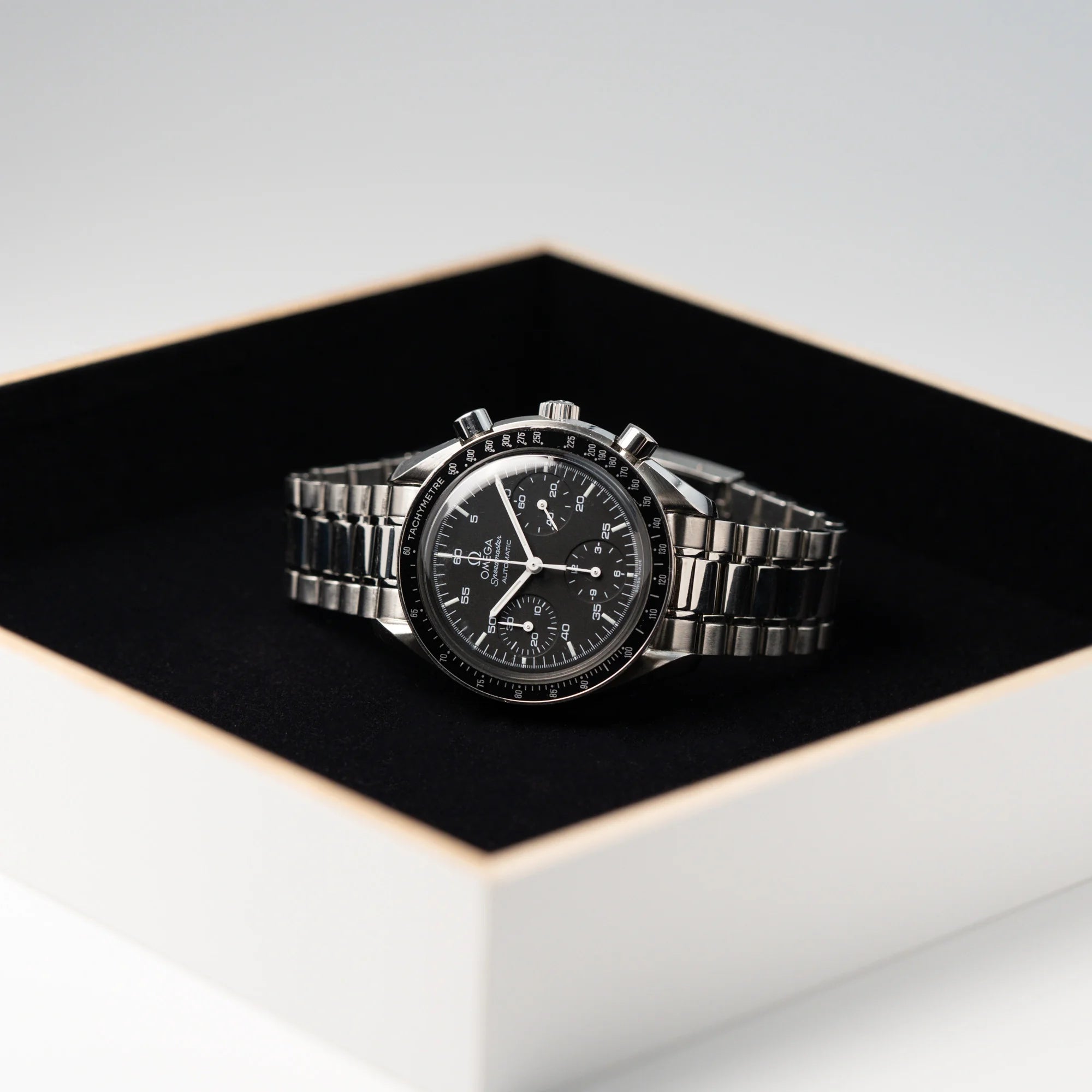 Produktfotografie der liegenden Omega Speedmaster Reduced