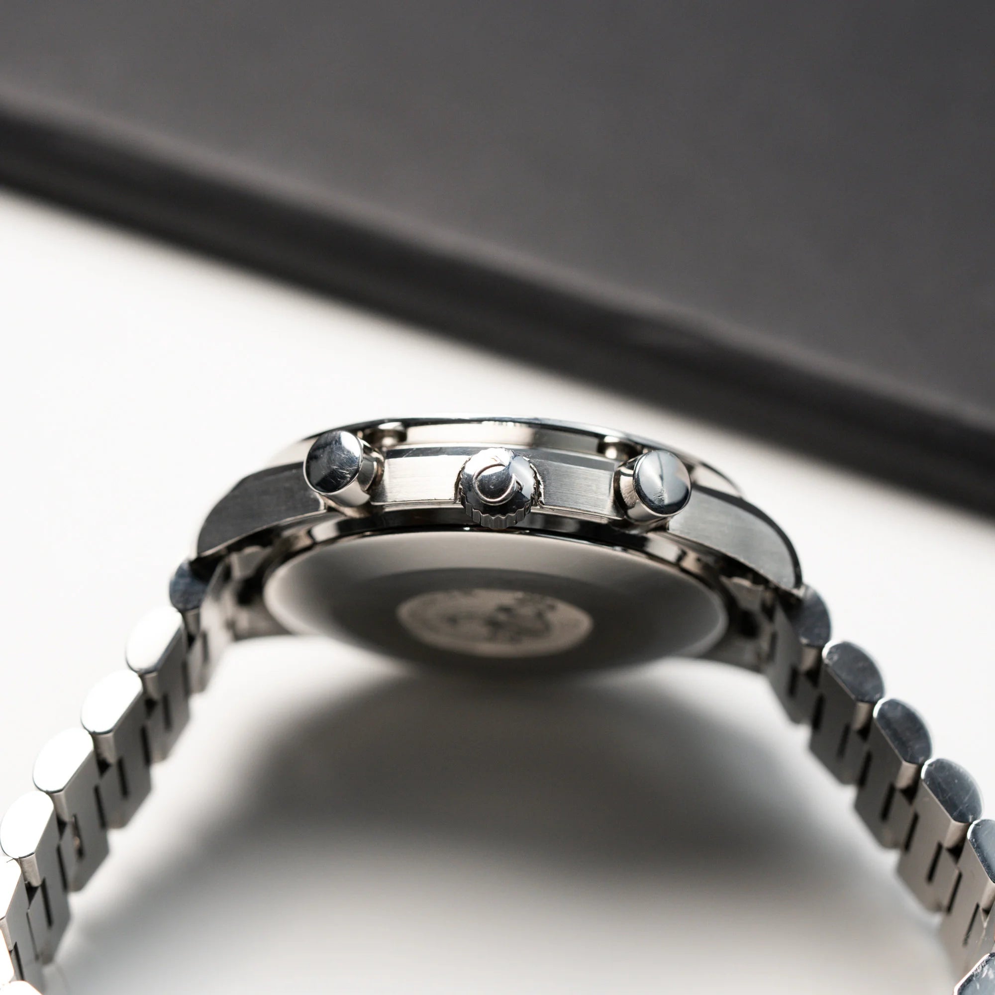 Produktfotografie des seitlichen Gehäuse mit Krone und Chronograph-Pushern der Omega Speedmaster Reduced