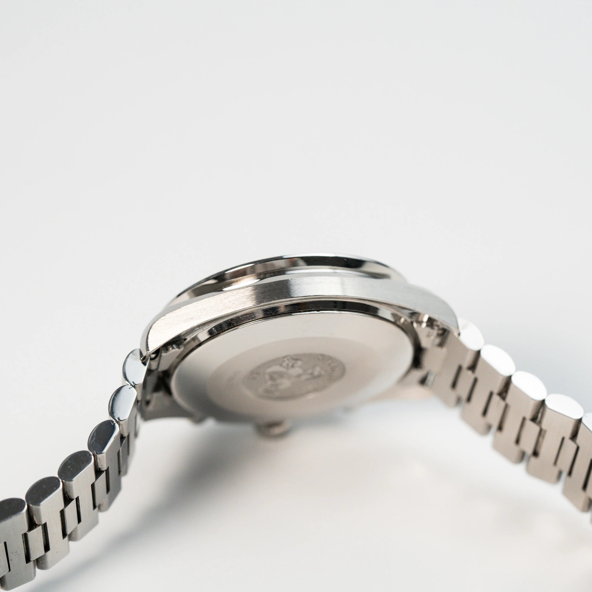 Seitliches Gehäuse und Gehäuseboden der Omega Speedmaster Reduced mit einem schwarzen Zifferblatt und weißen Indizes