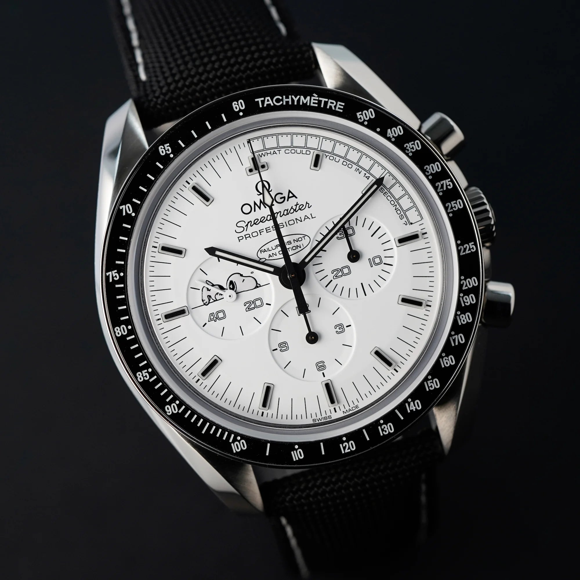Detailaufnahme der limitierten Omega Speedmaster Moonwatch Silver Snoopy mit dem weißen Zifferblatt
