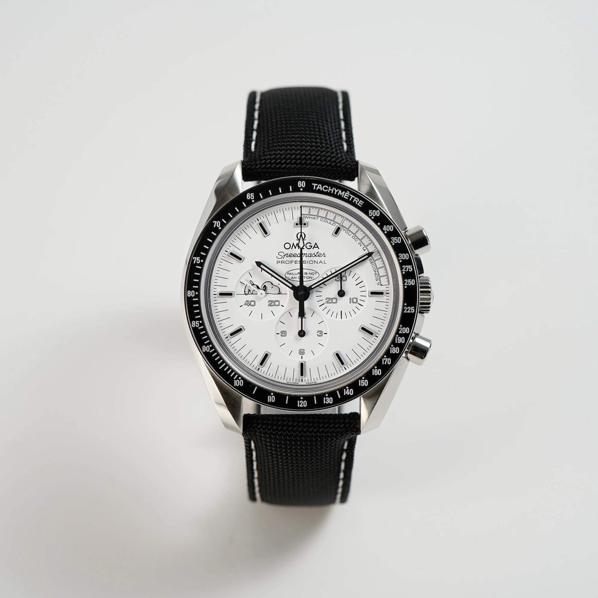 Frontale Ansicht der limitierten Omega Speedmaster Moonwatch Silver Snoopy mit dem weißen Zifferblatt