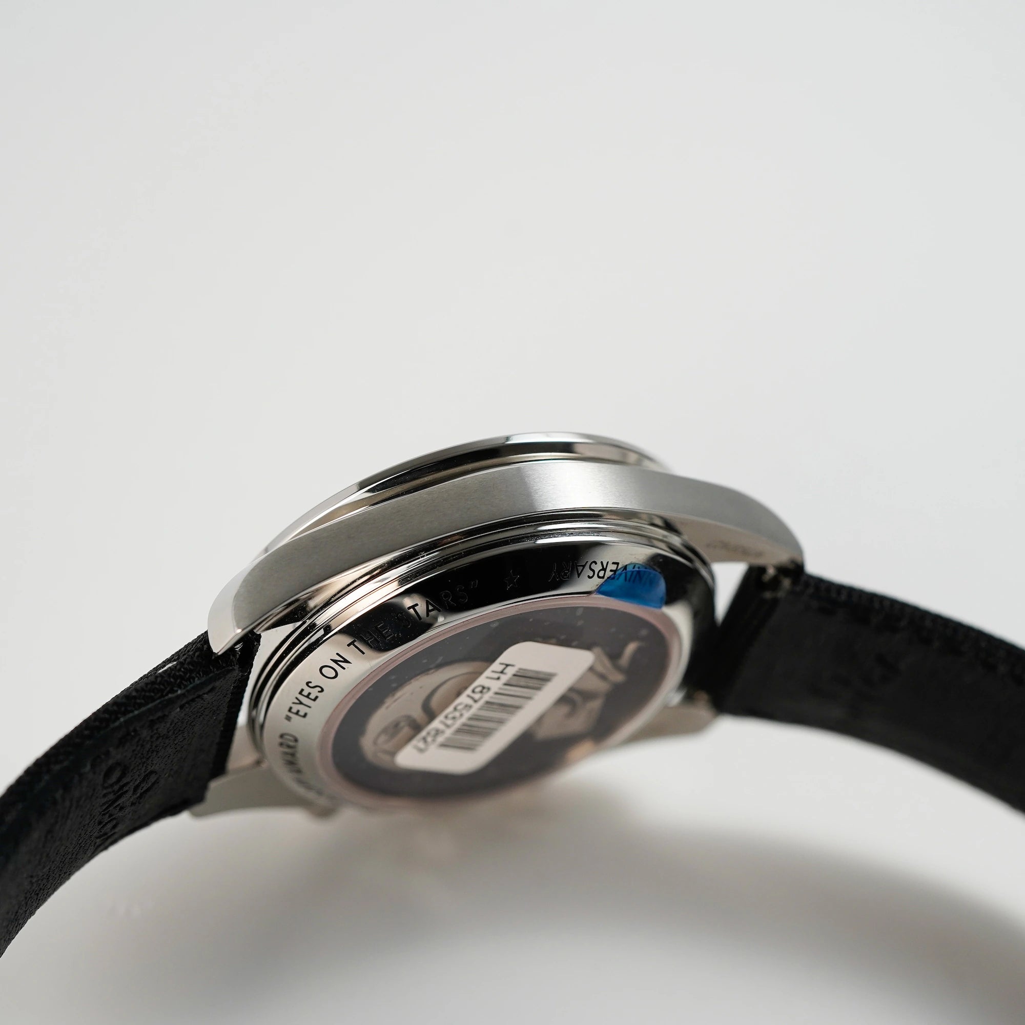 Gehäuseboden mit Auslieferungs-Sticker und seitliches Gehäuse der er limitierten Omega Speedmaster Moonwatch Silver Snoopy
