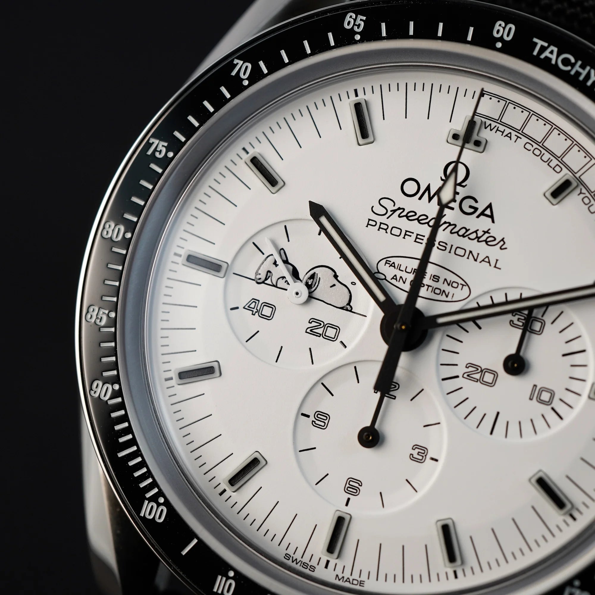 Detailaufnahme des weißen Zifferblatts mit dem schlafenden Snoopy der limitierten Omega Speedmaster Moonwatch Silver Snoopy