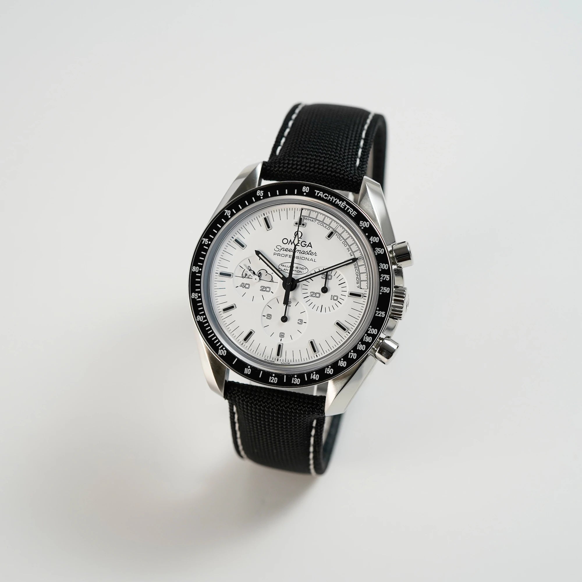 Leicht seitliche Ansicht der er limitierten Omega Speedmaster Moonwatch Silver Snoopy mit dem weißen Zifferblatt am Nylon-Band