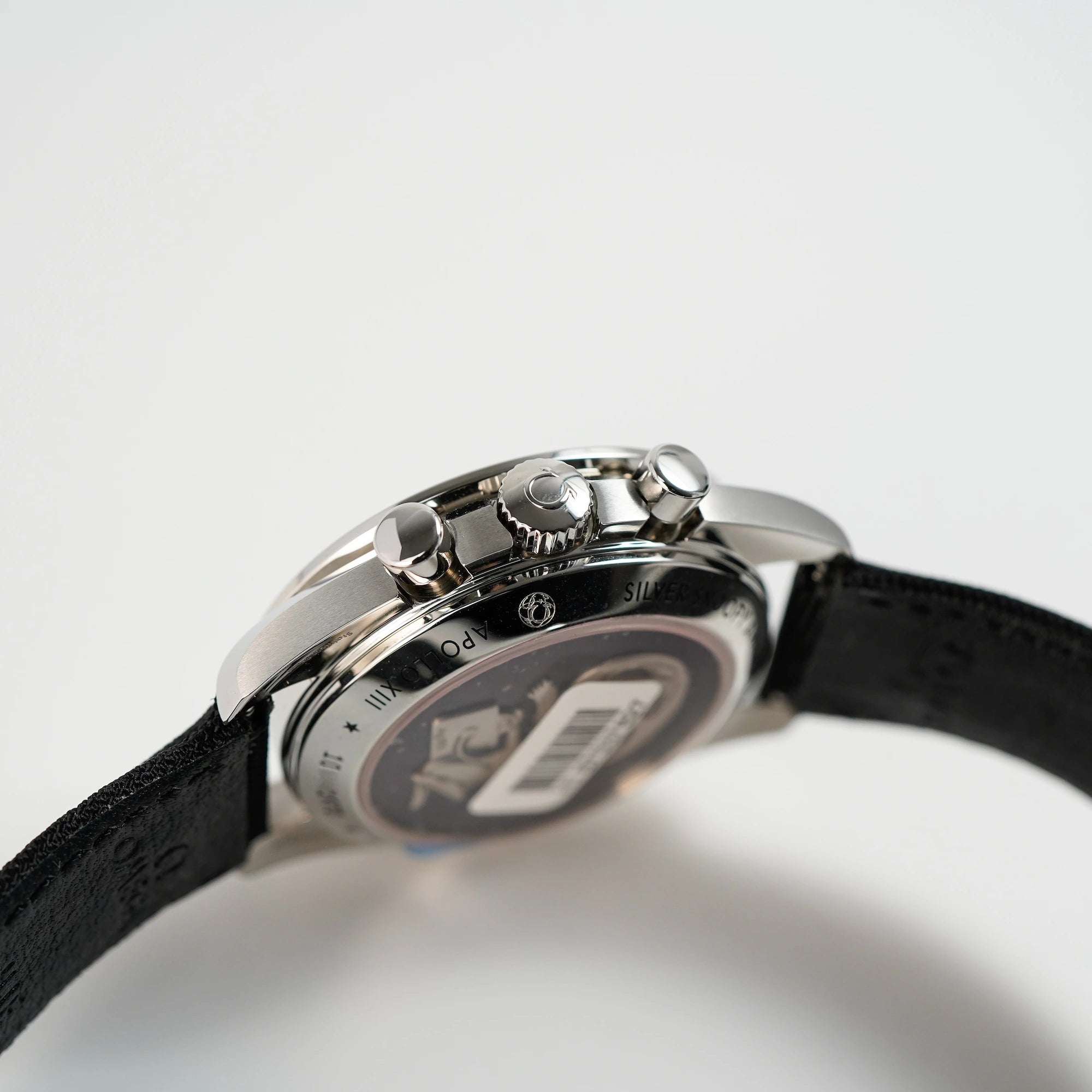 Seitliches Gehäuse mit Krone und Chronogrph-Pushern der er limitierten Omega Speedmaster Moonwatch Silver Snoopy