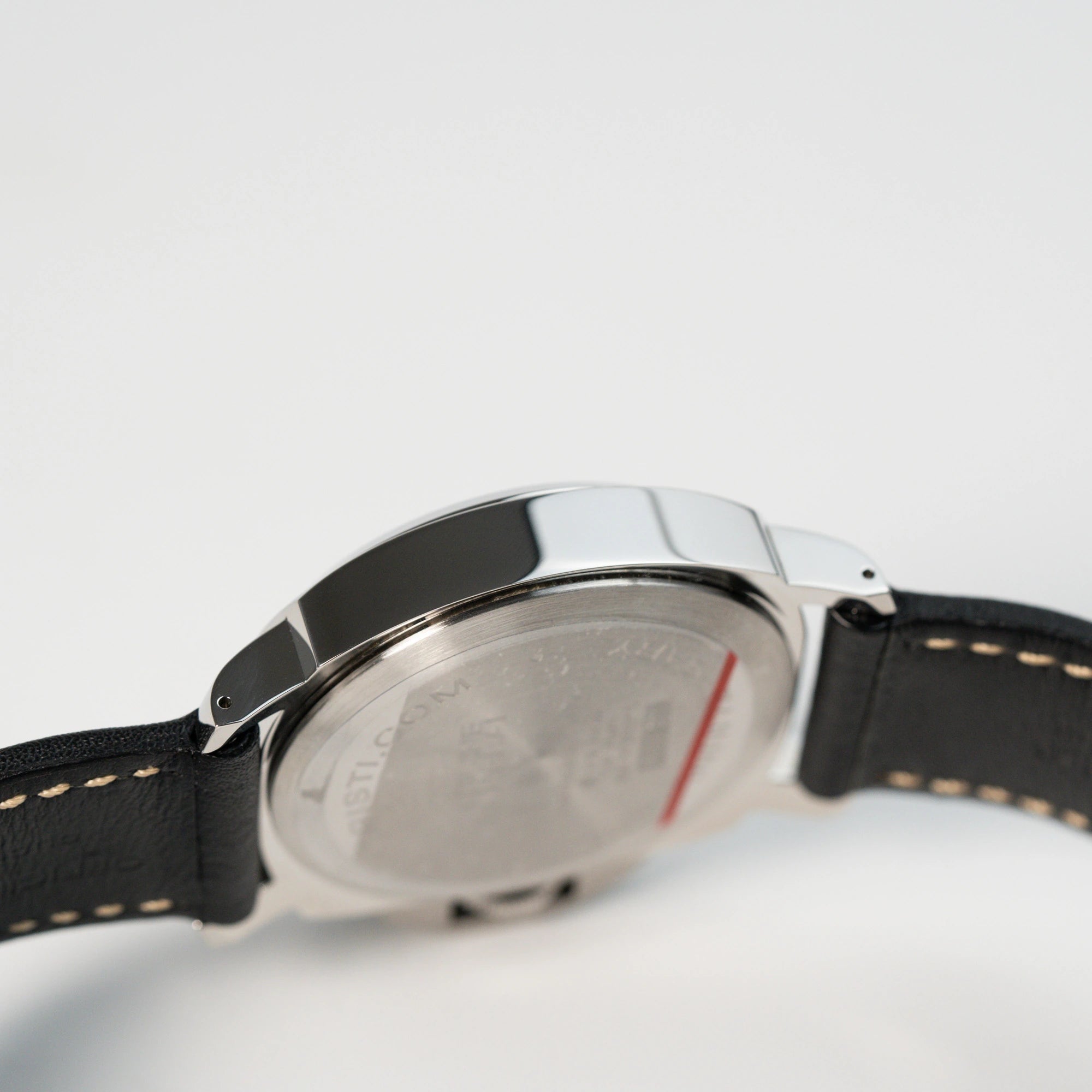 Seitliches Gehäuse der Panerai Luminor Logo Base an einen schwarzem Lederband