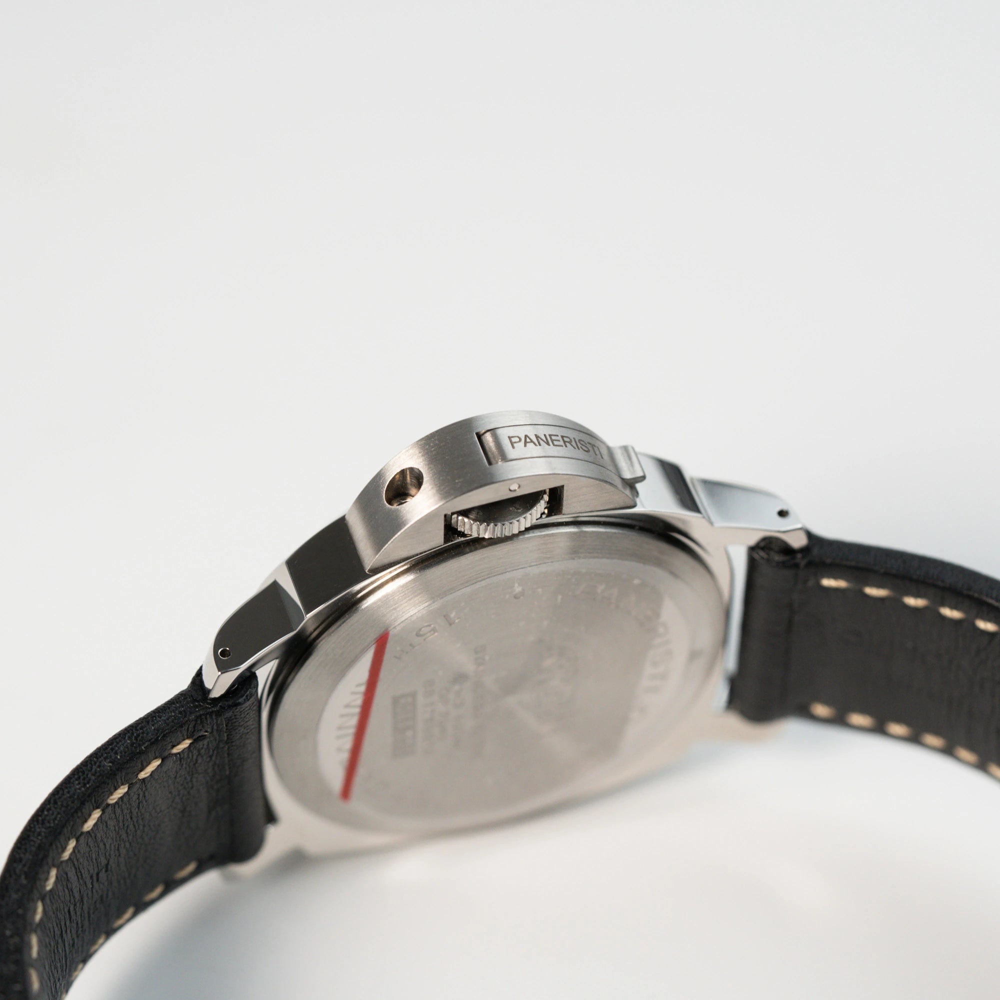 Gehäuseboden mit Sticker und Gehäuse mit Kronenschutz der Panerai Luminor Logo Base am schwarzen Lederarmband
