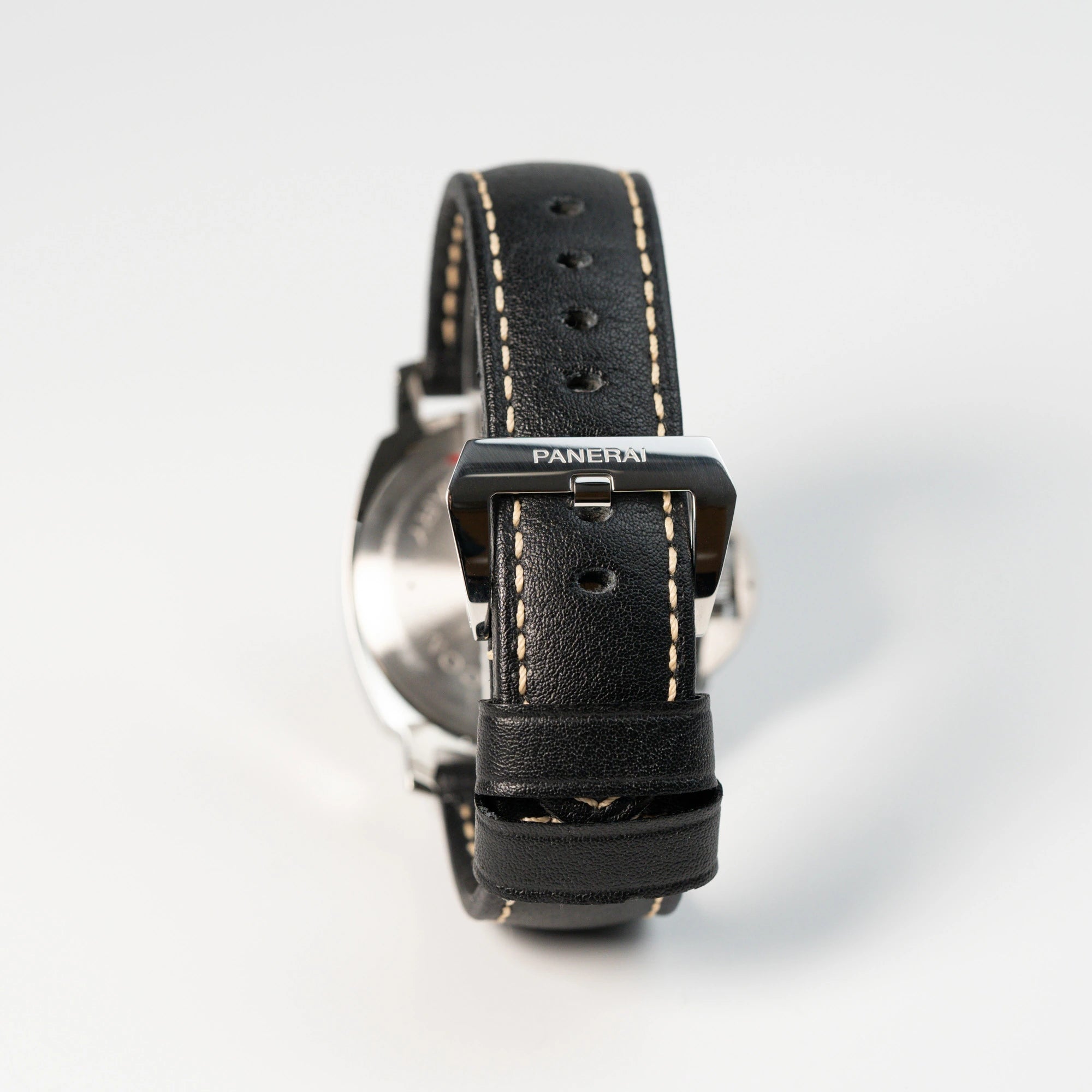Rückansicht der Panerai Luminor Logo Base an einen schwarzem Lederband mit originaler Dornschliesse