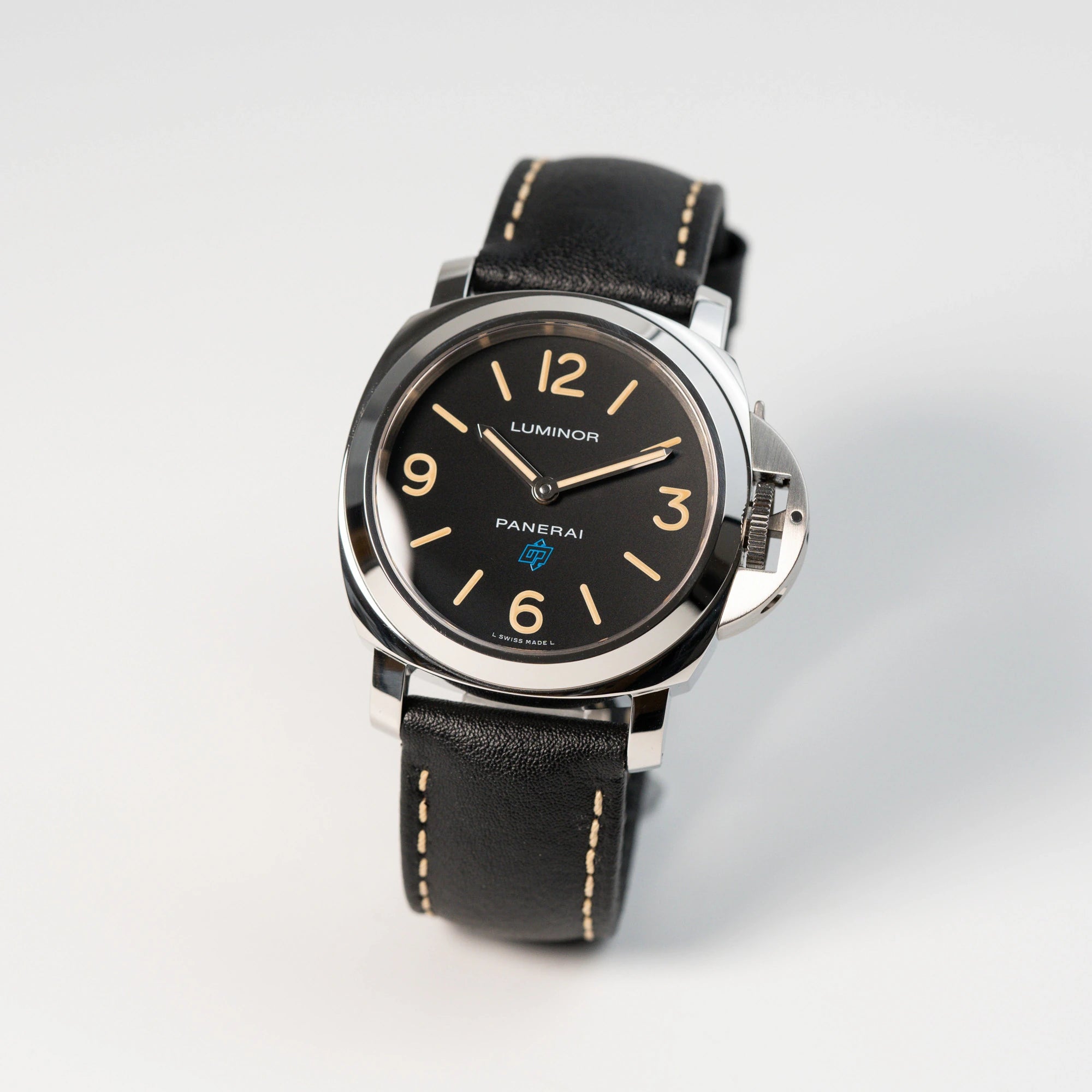 Leicht seitliche Ansicht der Panerai Luminor Logo Base mit schwarzem Zifferblatt und beigen Indizes, sowie einen schwarzem Lederband
