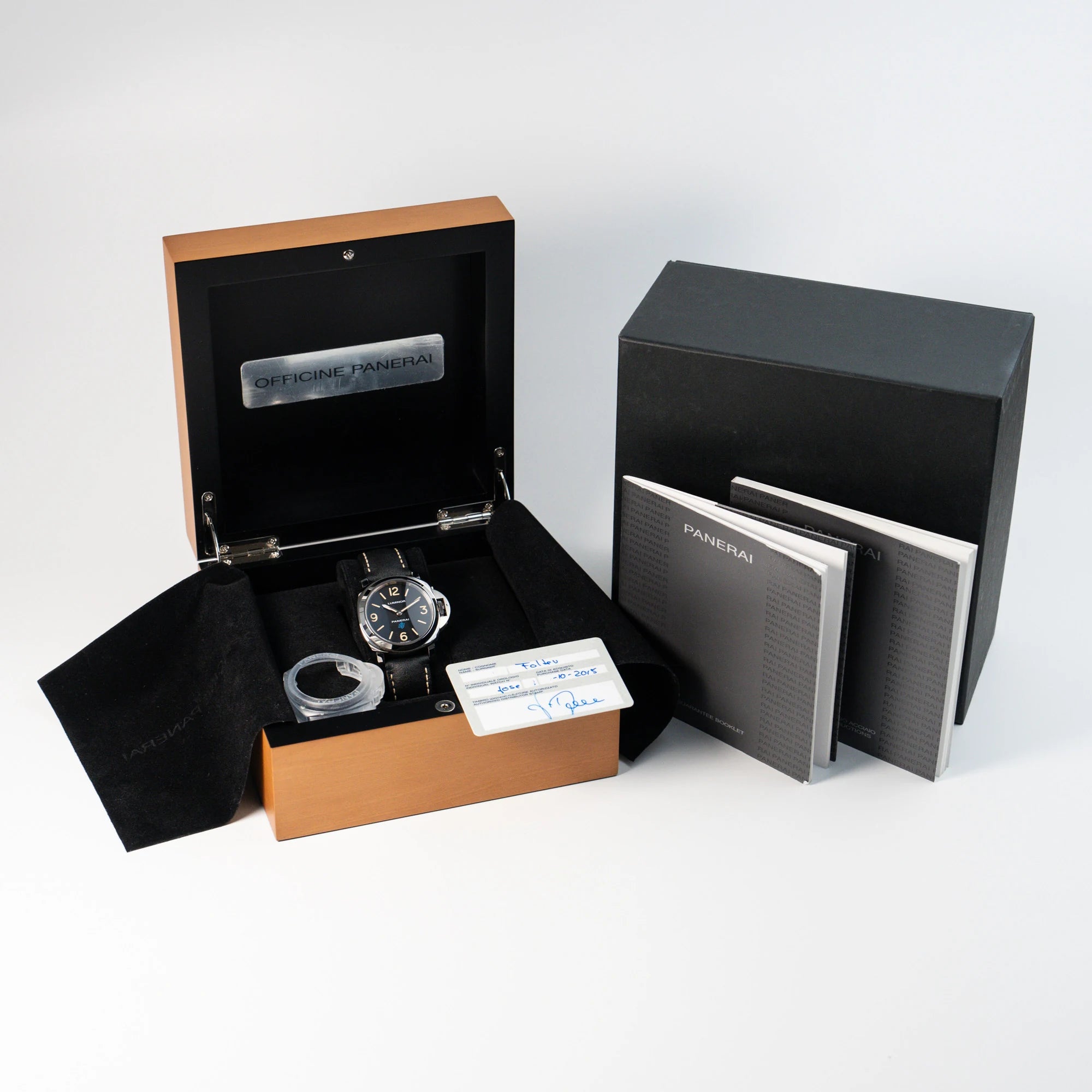 Lieferumfang der Panerai Luminor Logo Base mit schwarzem Zifferblatt und beigen Indizes, sowie einen schwarzem Lederband als Full Set