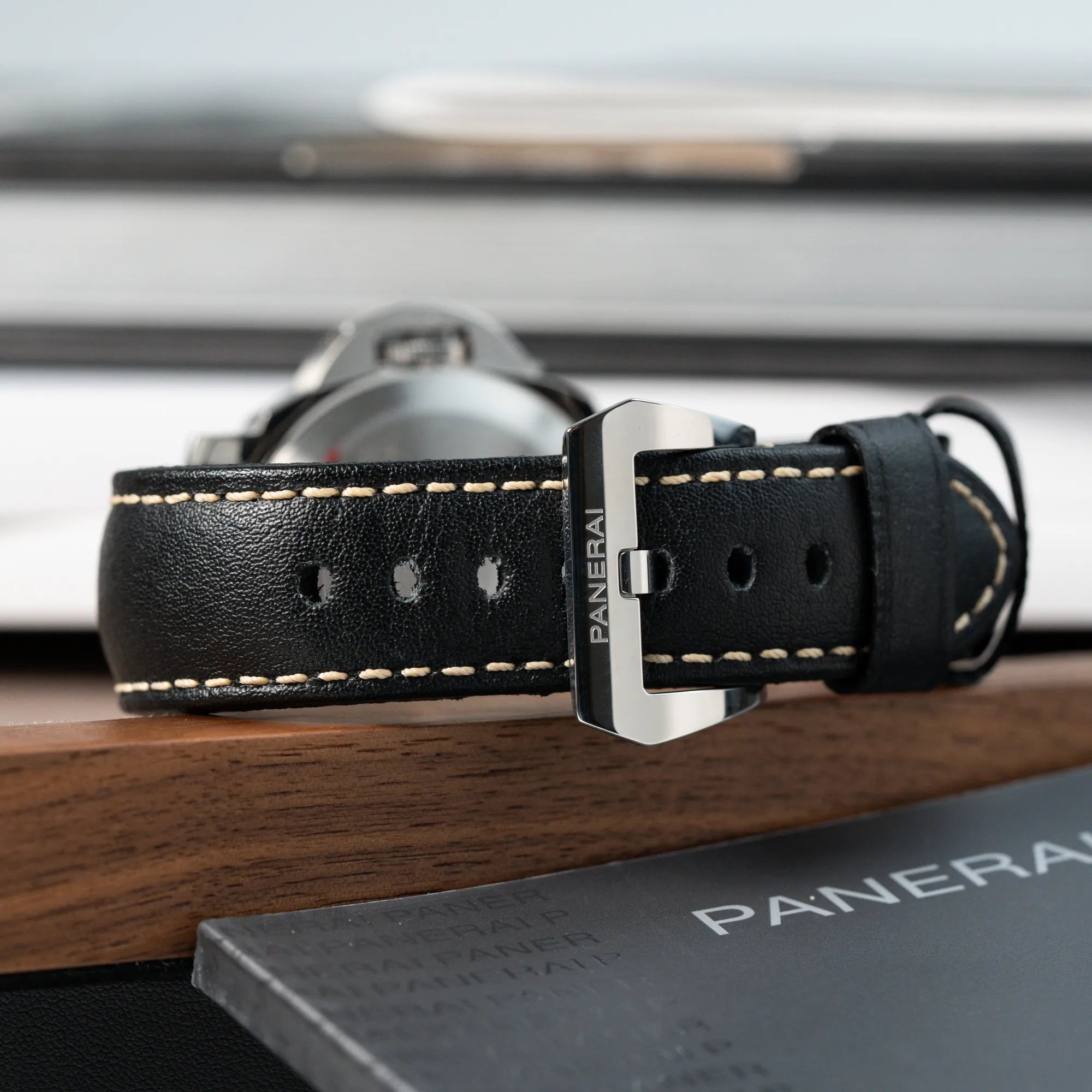 Produktfotografie des schwarzen Lederarmbands der Panerai Luminor Logo Base