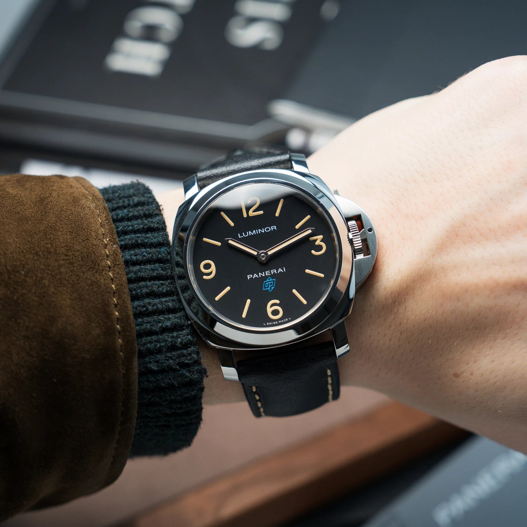 Wristshot mit der Panerai Luminor Logo Base mit schwarzem Zifferblatt und beigen Indizes, sowie einen schwarzem Lederband