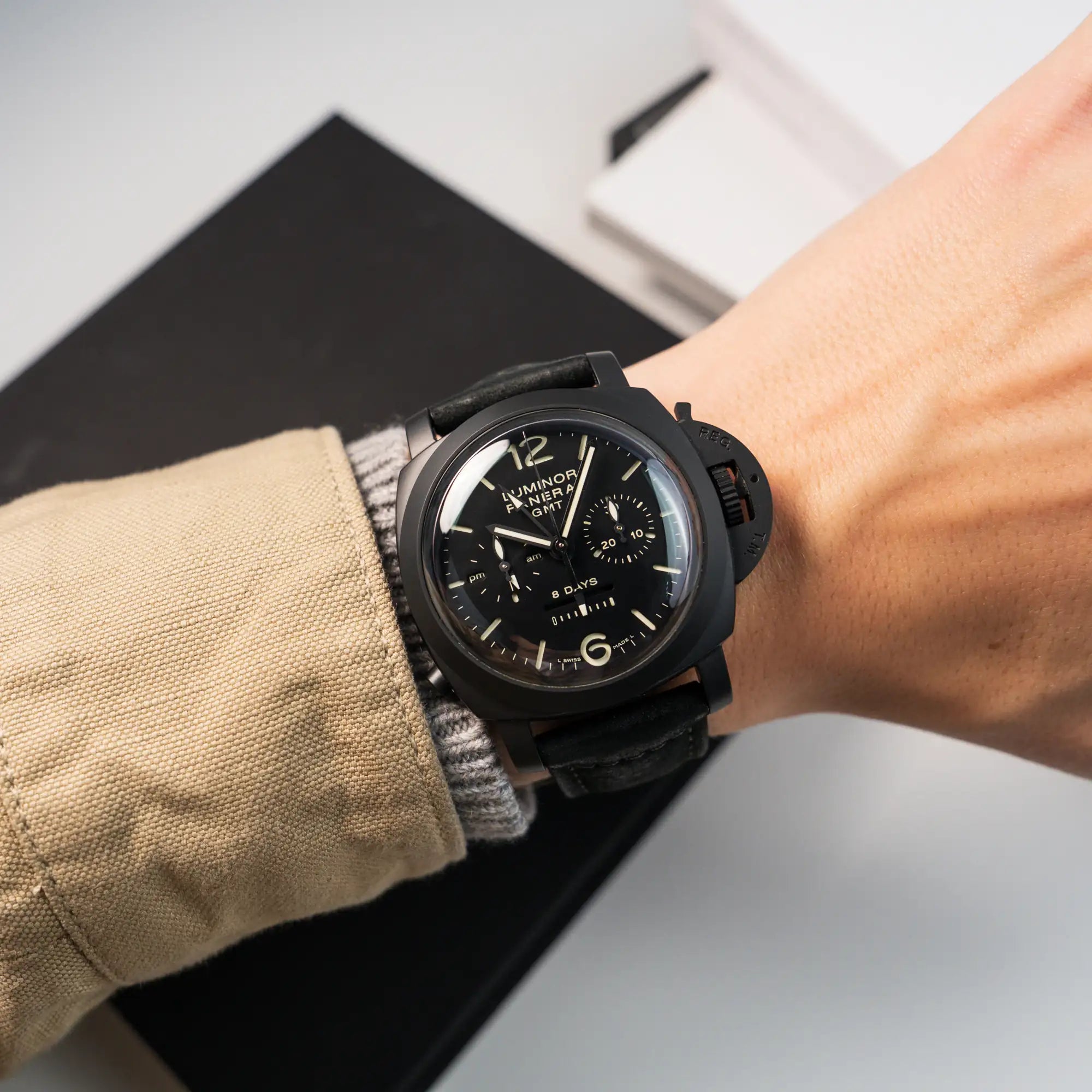Mann trägt die der Panerai Luminor Monupulsante 8 Days mit schwarzem Keramik-Gehäuse an seinem Handgelenk für einen Wristshot