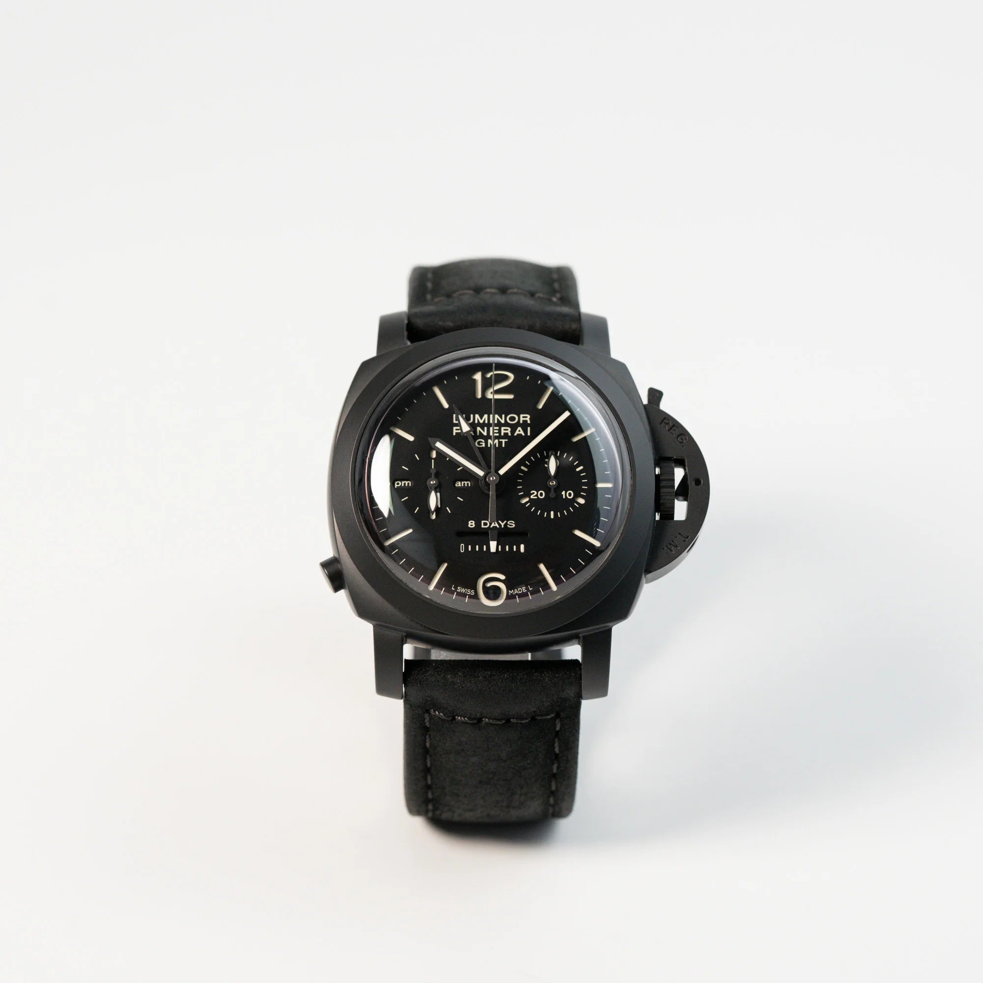 Frontale Ansicht der Panerai Luminor Monupulsante 8 Days mit schwarzem Keramik-Gehäuse