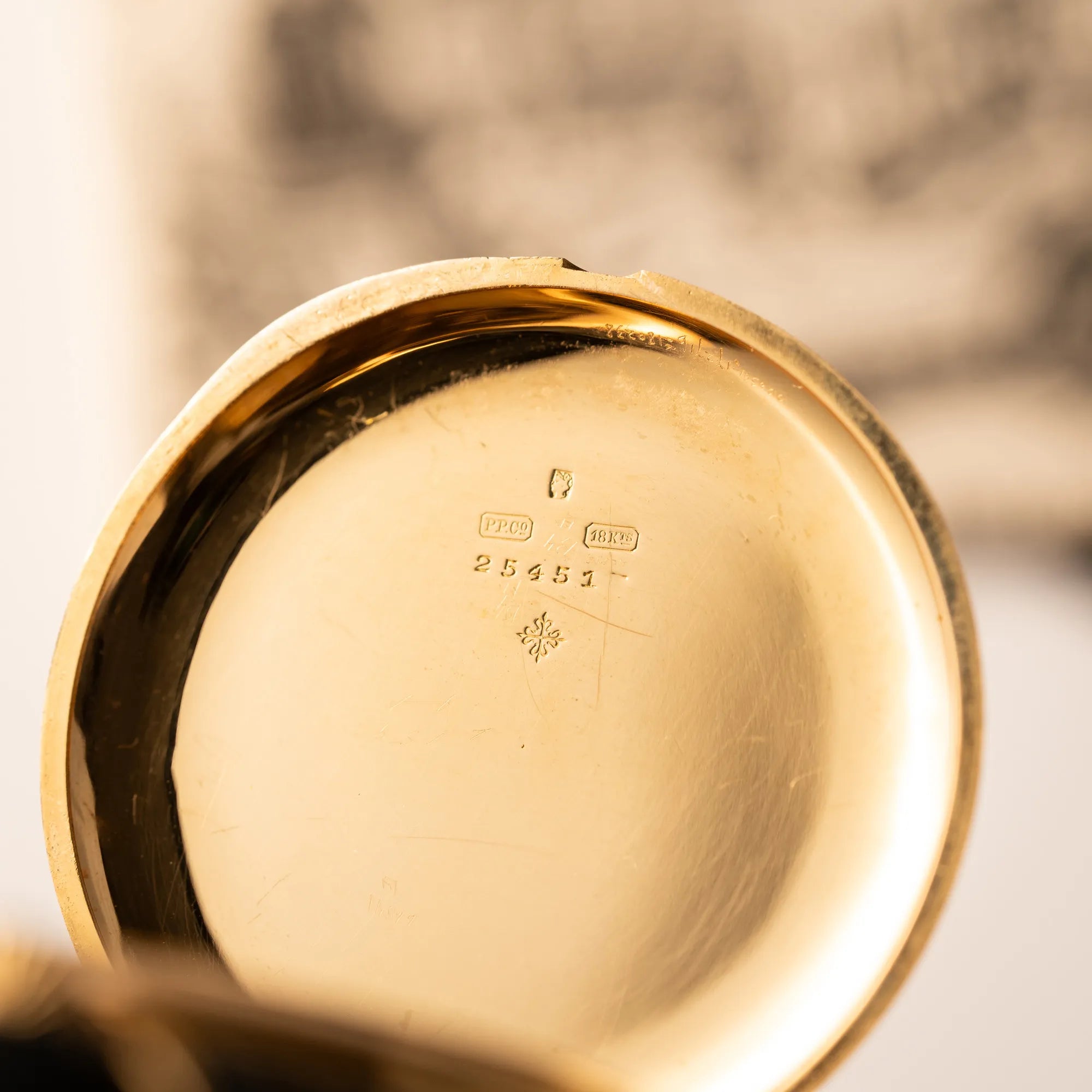 Stempel im Gehäusedeckel der Patek Philippe Gondolo Taschenuhr aus 18k Gelbgold mit weißem Zifferblatt und römischen Indizes