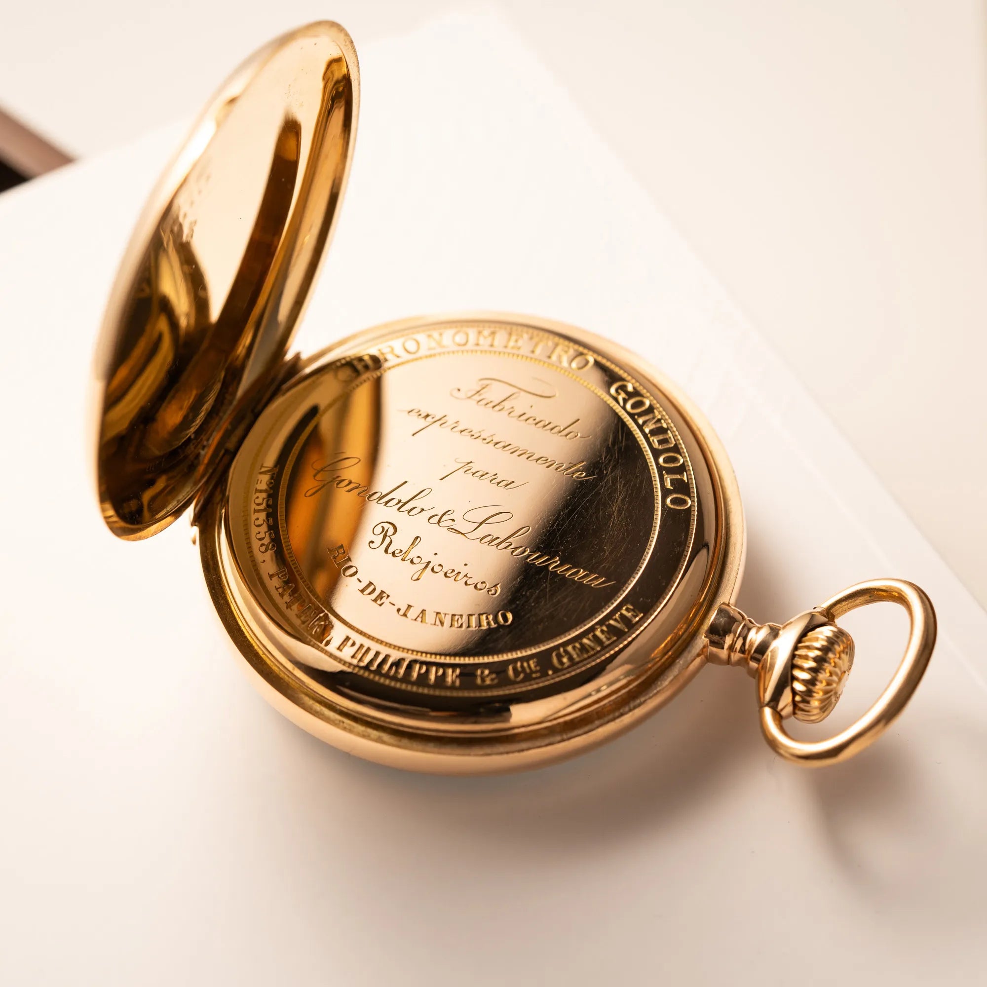 Gravur am Gehäuse der Patek Philippe Gondolo Taschenuhr aus 18k Gelbgold mit weißem Zifferblatt und römischen Indizes