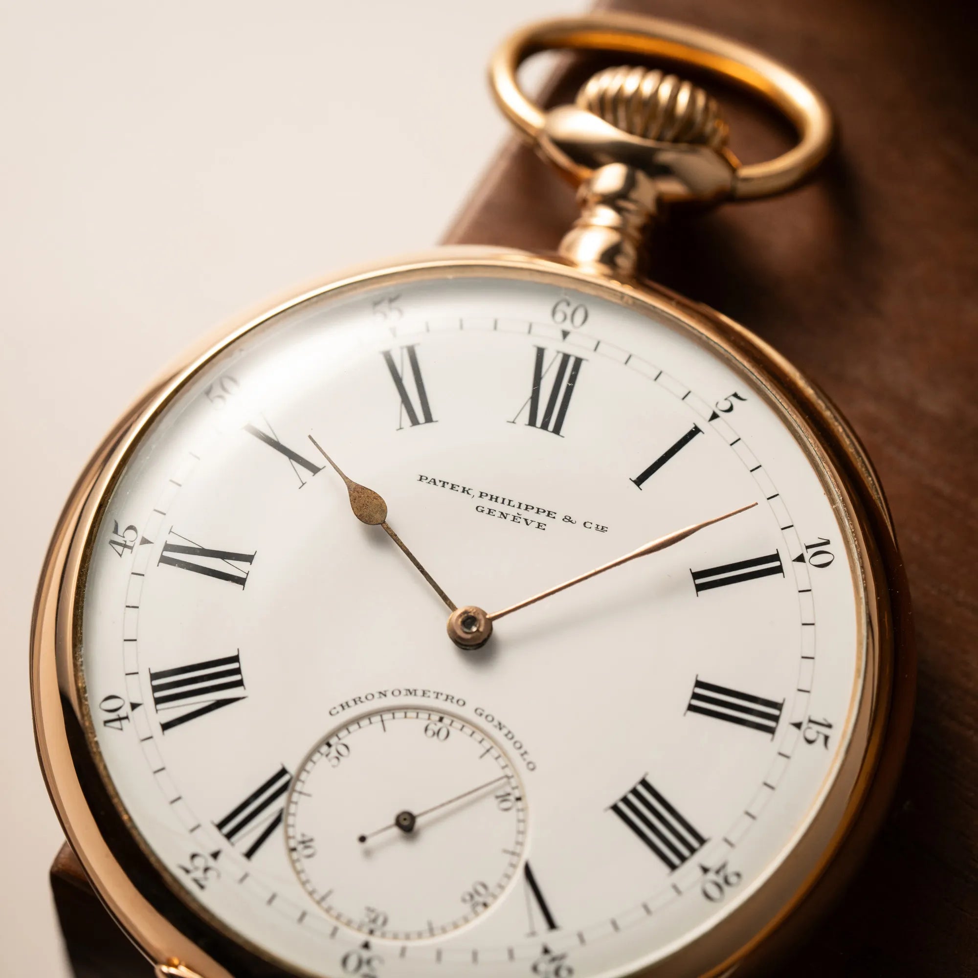 Produktfoto der Patek Philippe Gondolo Taschenuhr aus 18k Gelbgold mit weißem Zifferblatt und römischen Indizes