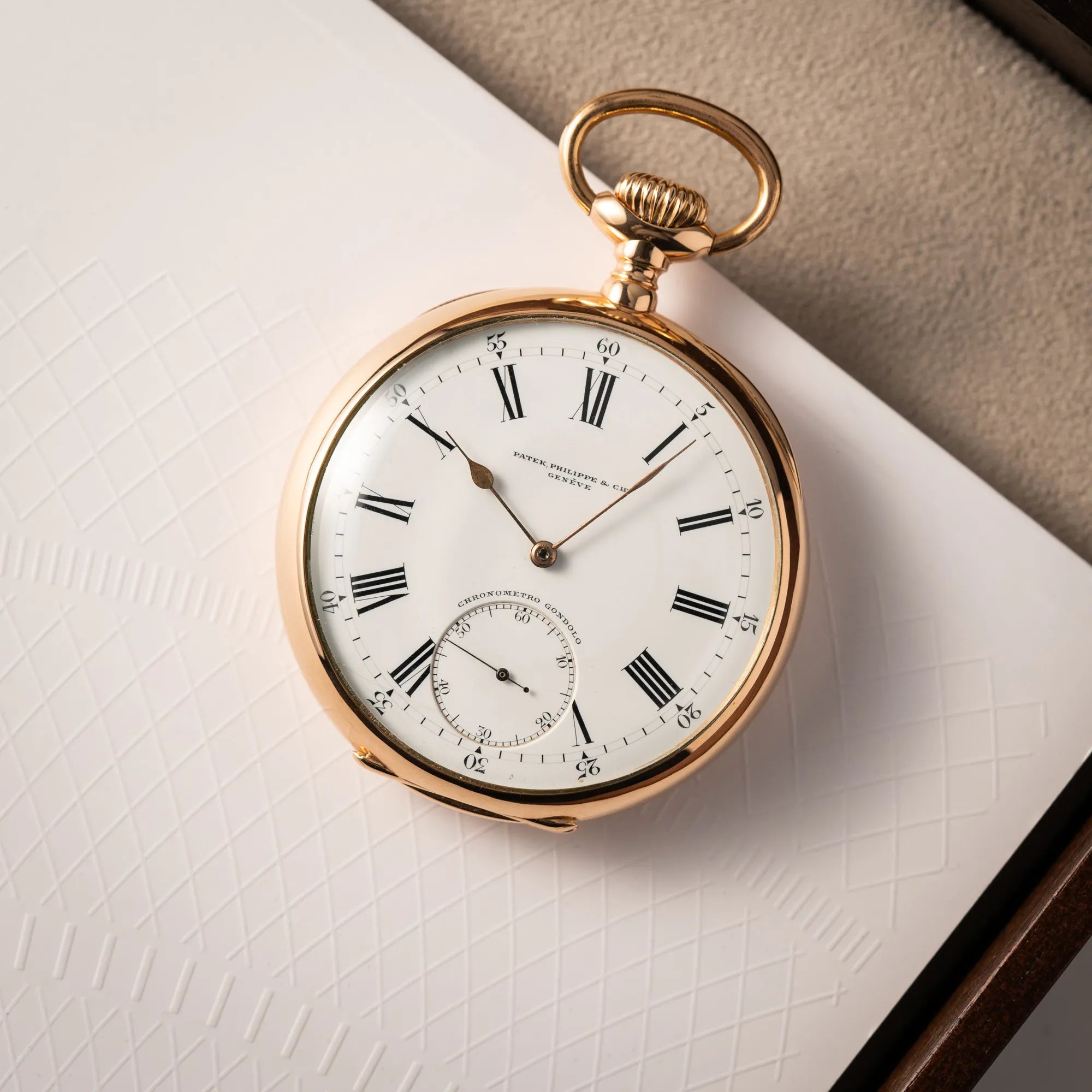 Produktfotografie der Patek Philippe Gondolo Taschenuhr aus 18k Gelbgold mit weißem Zifferblatt und römischen Indizes