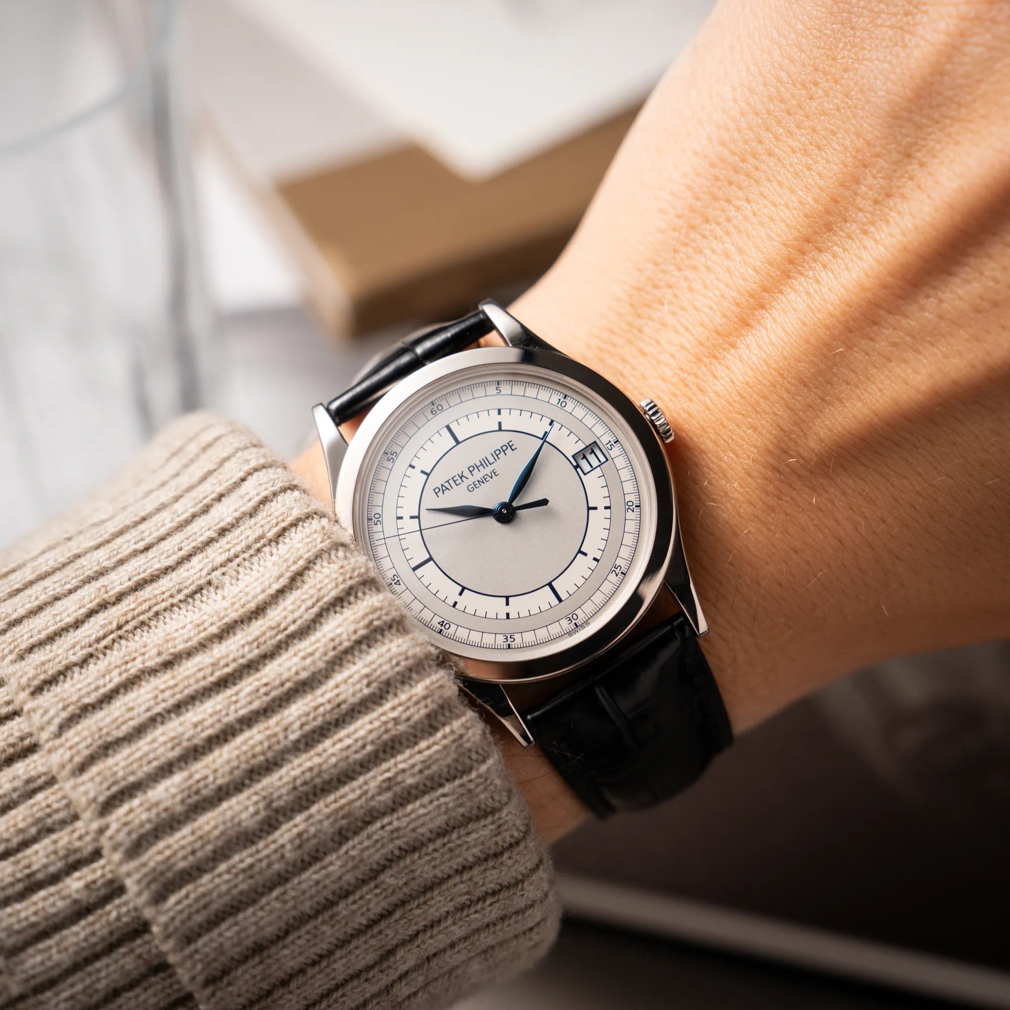 Patek Philippe Calatrava 5269G in Weißgold mit weißem Sector-Dial am Handgelenk eines Mannes