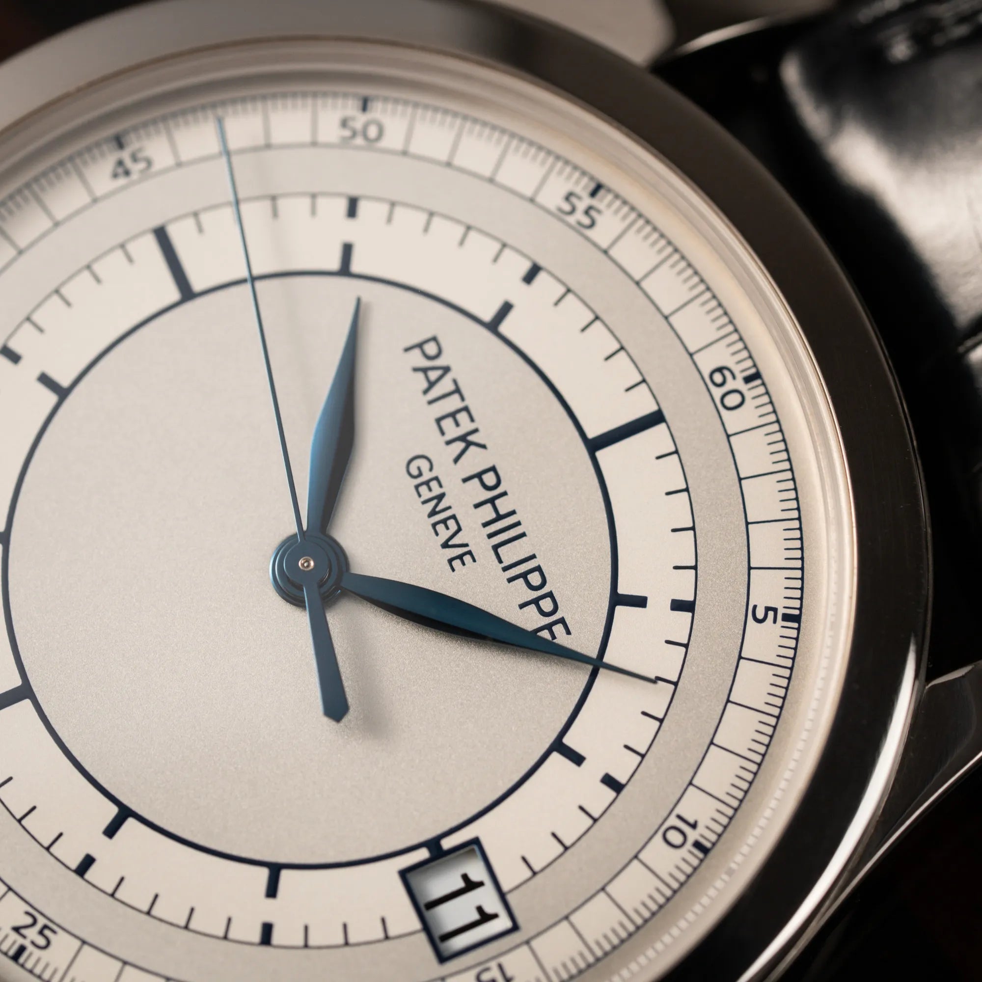 Makroaufnahme des gebläuten Zeigersatzes und des Zifferblatts der Patek Philippe Calatrava 5269G in Weißgold mit weißem Sector-Dial