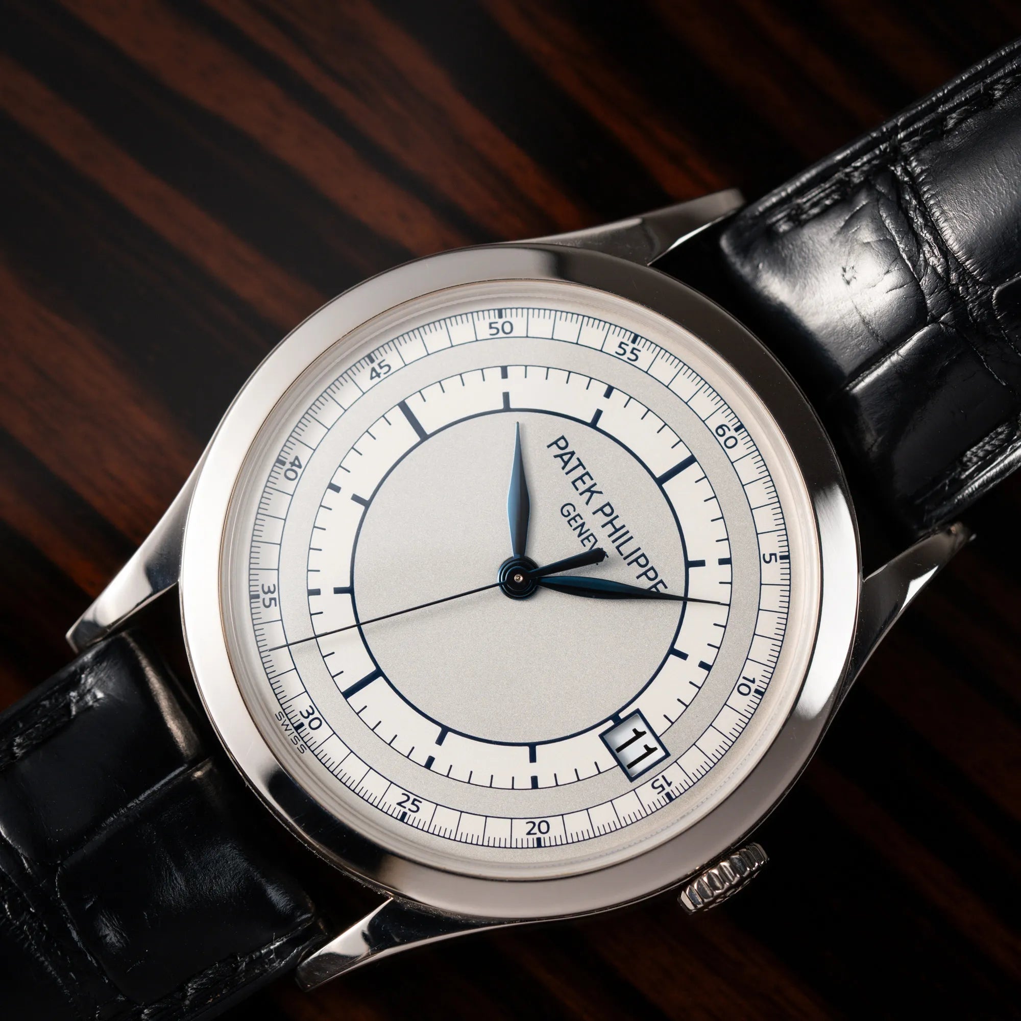 Detailaufnahme der Patek Philippe Calatrava 5269G in Weißgold mit weißem Sector-Dial