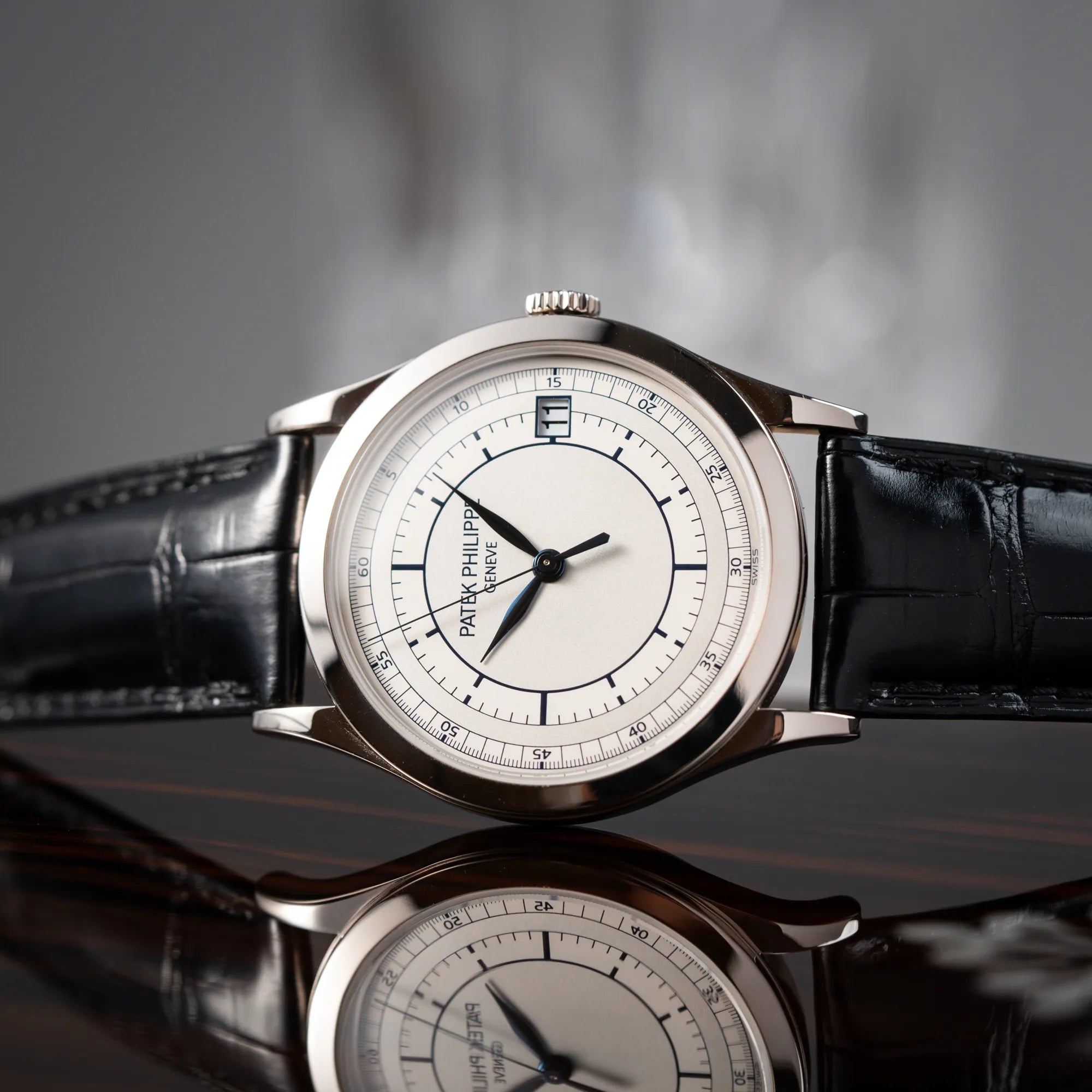 Detailaufnahme der seitlich auf dem Gehäuse liegenden Patek Philippe Calatrava 5269G in Weißgold mit weißem Sector-Dial
