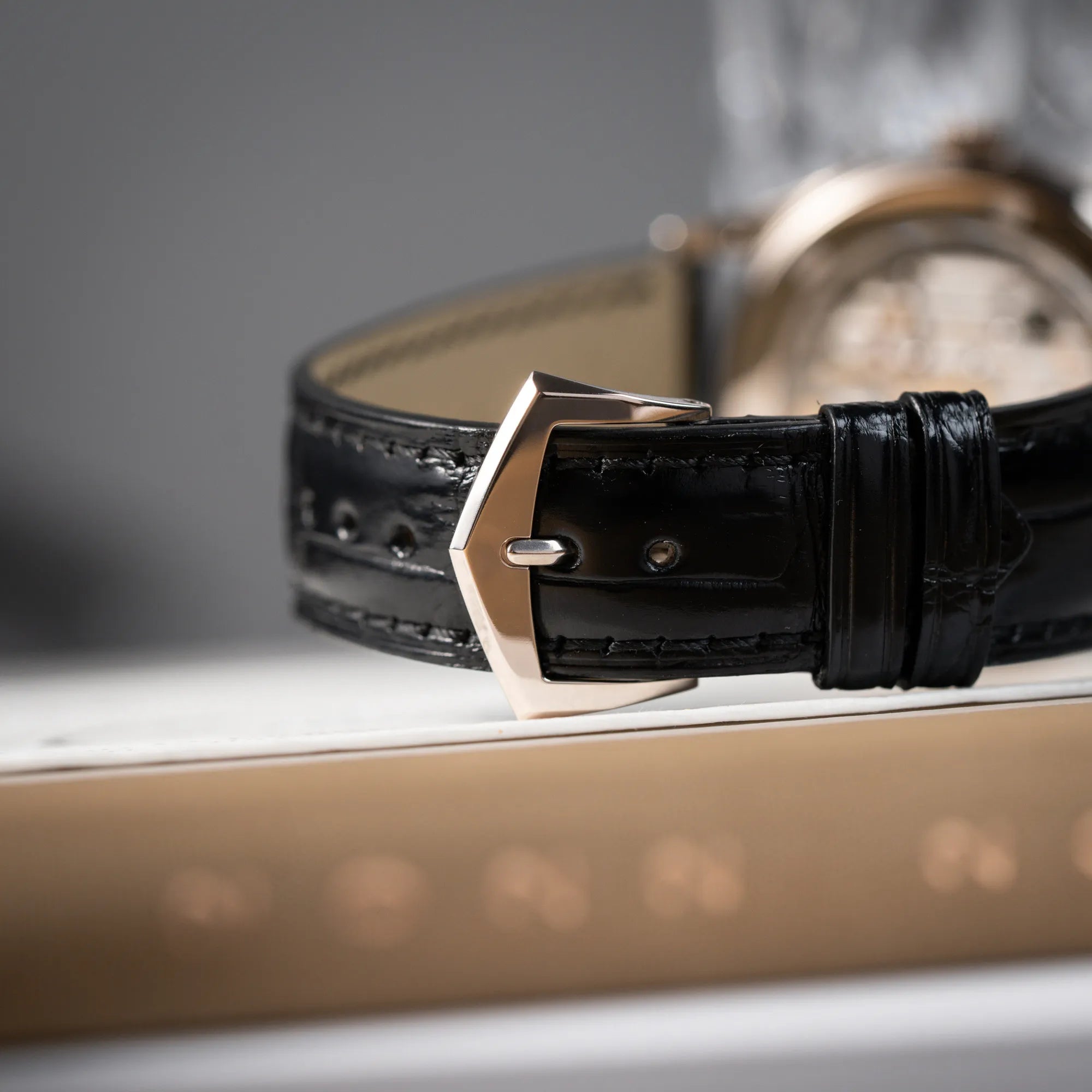 Detailaufnahme der weißgoldenen Dornschliesse in neuwertigem Zustand am schwarzen Lederband von der Patek Philippe Calatrava 5269G in Weißgold mit weißem Sector-Dial