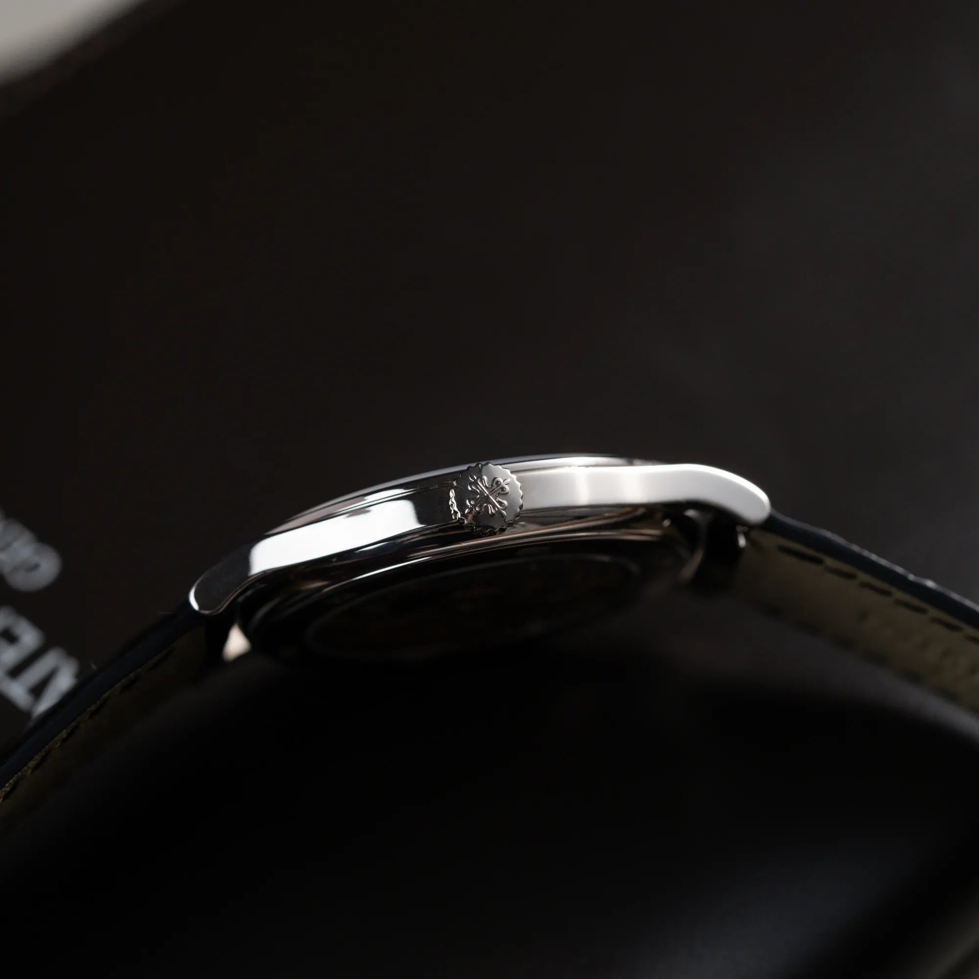 Produktfotografie der Patek Philippe Calatrava 5269G in Weißgold mit weißem Sector-Dial zeigt die seitliche Gehäuseflanke und die Aufzugskrone