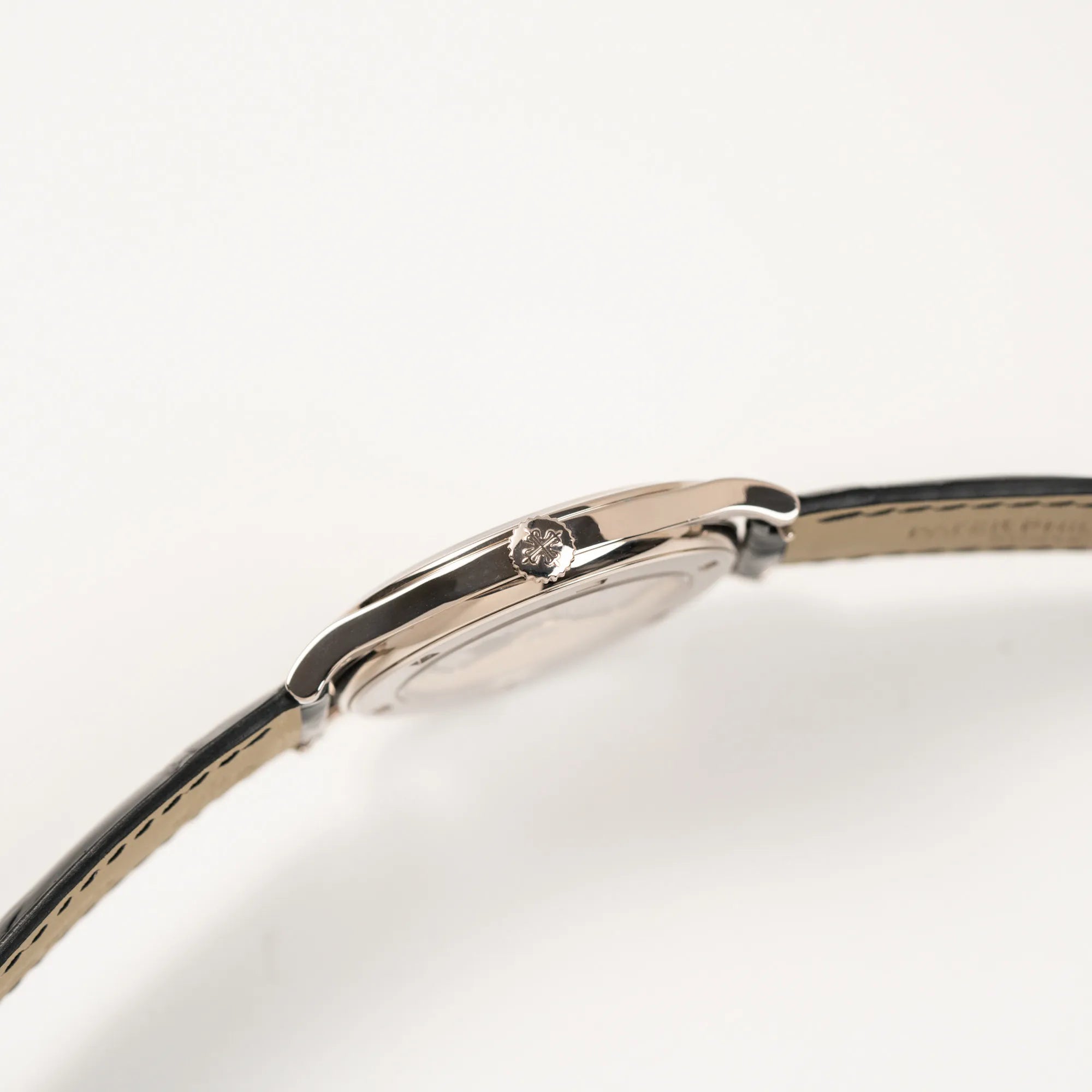 Seitliche Gehäuseflanke der Patek Philippe Calatrava 5269G in Weißgold mit weißem Sector-Dial mit Blick auf die Aufzugskrone