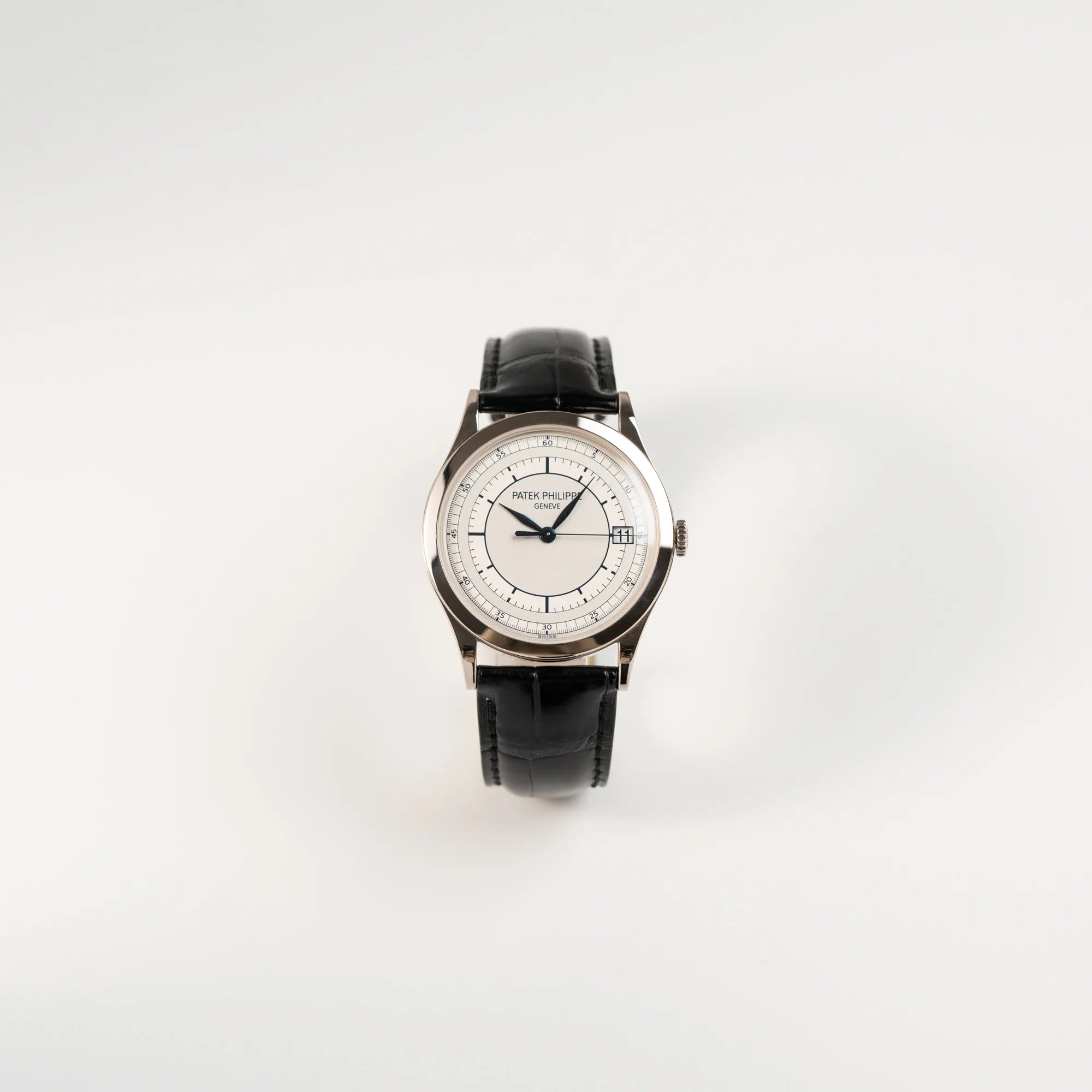 Frontale Ansicht der Patek Philippe Calatrava 5269G in Weißgold mit weißem Sector-Dial