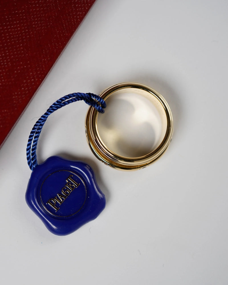 Gelbgoldener Piaget Ring mit Diamant-Besatz und blauem Piaget-Hang-Tag