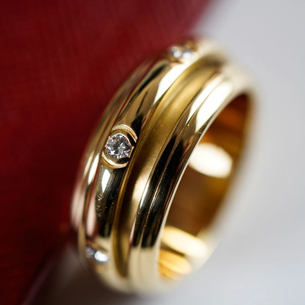 Detailaufnahme eines gelbgoldenen Piaget Rings mit Diamant-Besatz