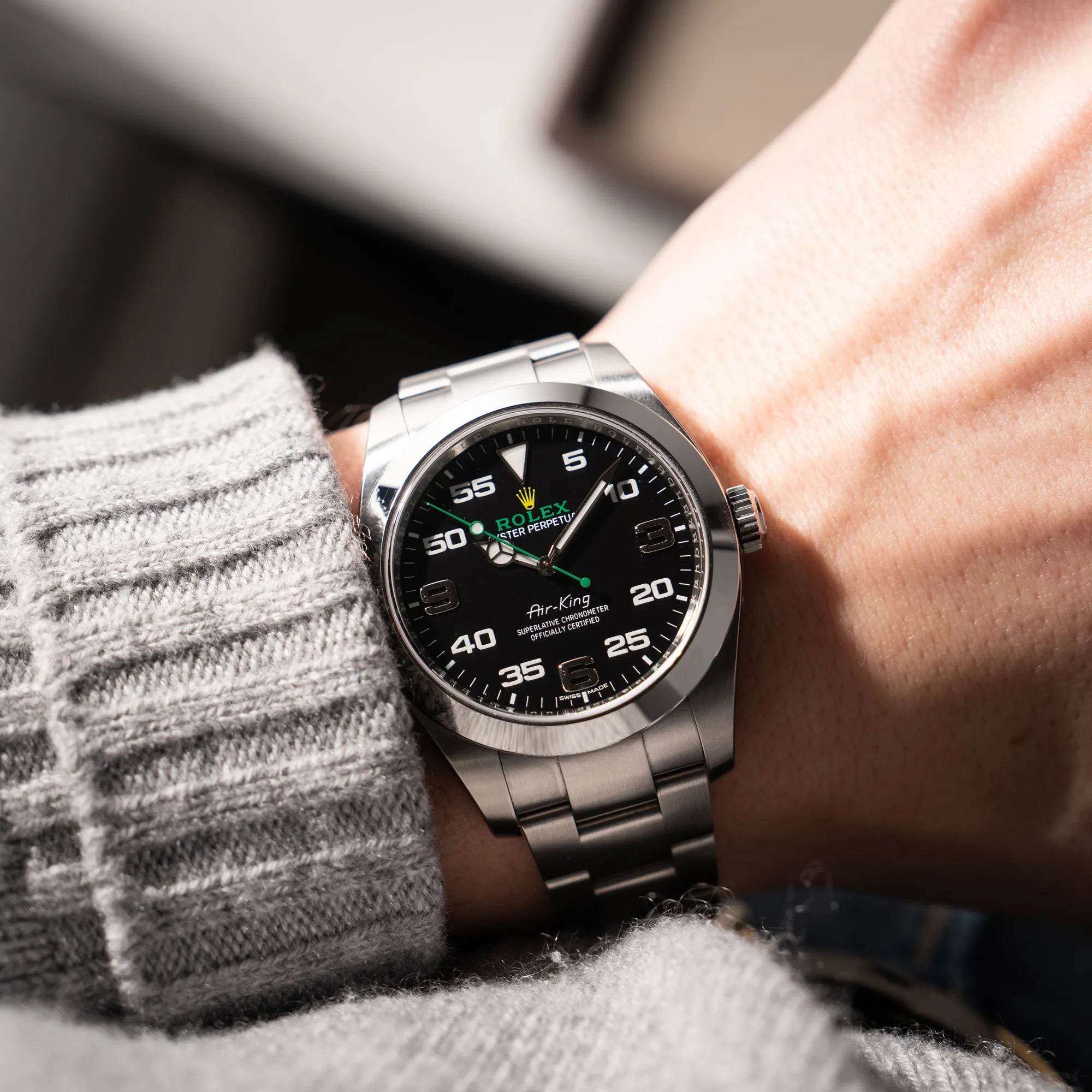 Wristshot mit der Rolex Oyster Perpetual Air King 116900 mit 40mm Gehäuse und dem klassischen schwarzen Zifferblatt mit grünem Sekundenzeiger